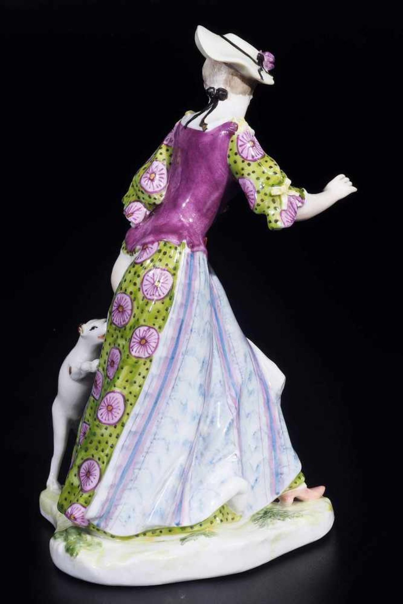 Figurine "Dame mit Hut von Hündchen angefallen". Figurine "Dame mit Hut von Hündchen angefallen". - Bild 5 aus 9