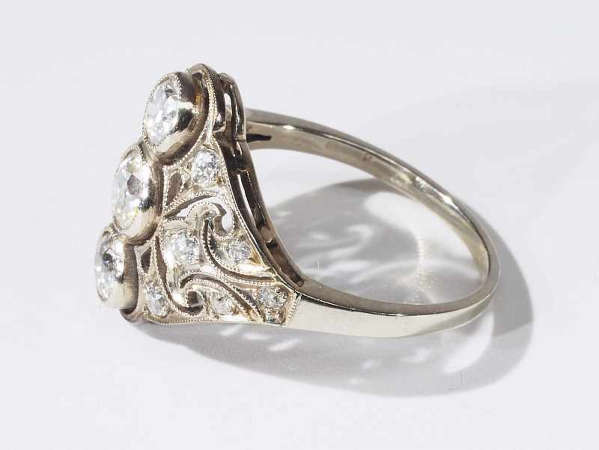 Jugendstil-Ring.Jugendstil-Ring. 585er Weißgold geprüft. Mittelschiene mit drei Diamanten sowie - Image 4 of 7