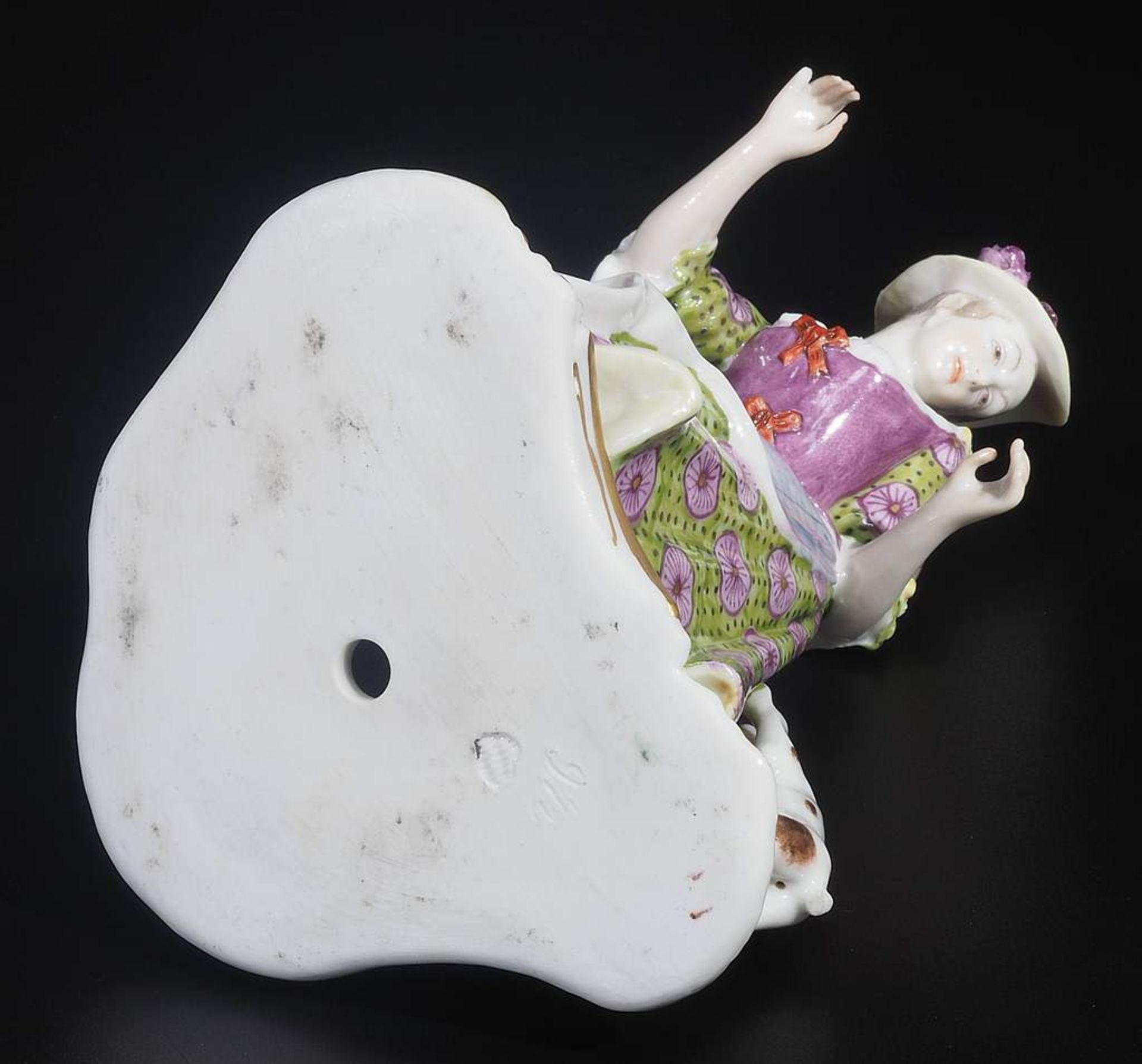 Figurine "Dame mit Hut von Hündchen angefallen". Figurine "Dame mit Hut von Hündchen angefallen". - Bild 8 aus 9