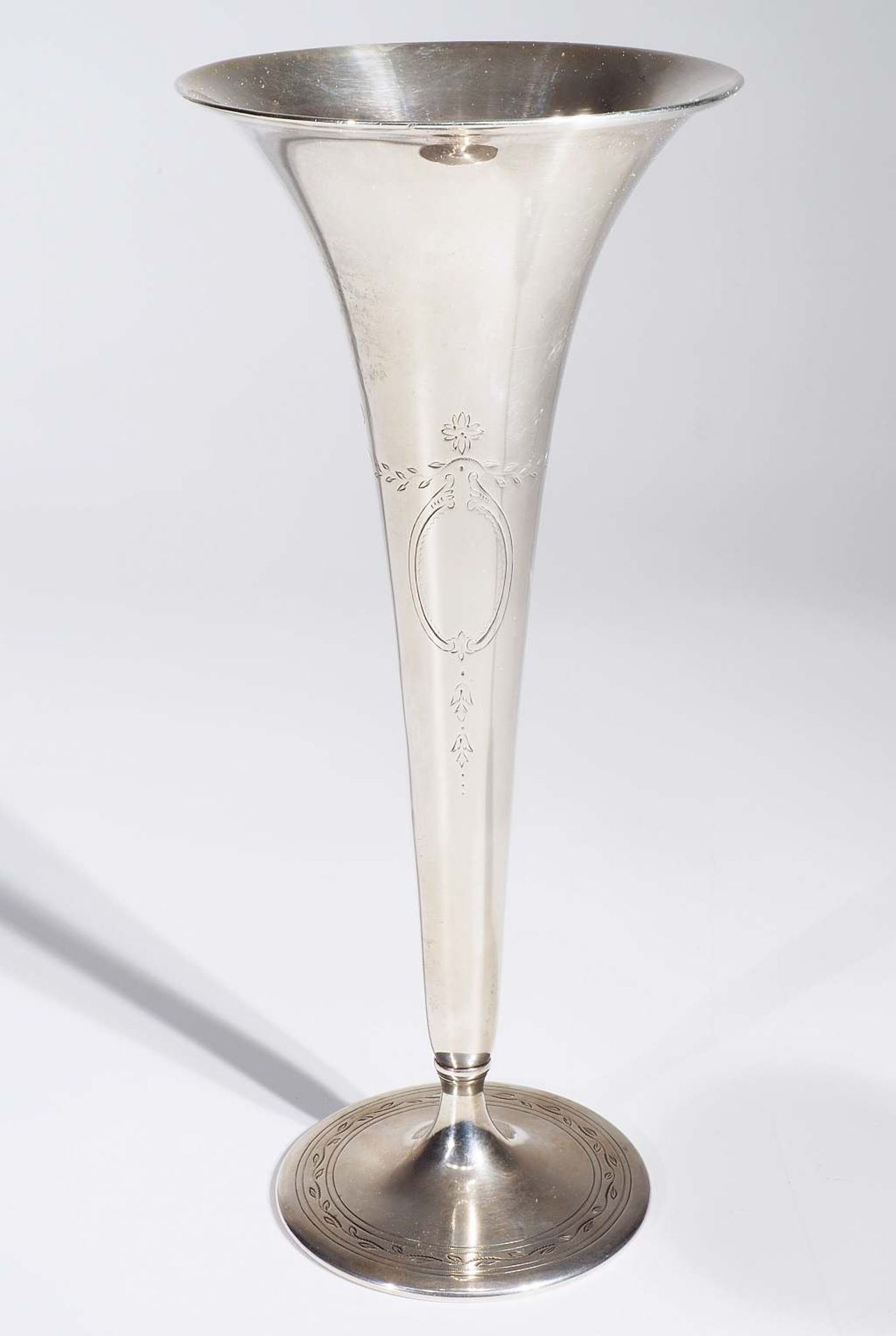 Tiffany - Kelchvase. Tiffany - Kelchvase. 925er Silber, gefußte Vase sich nach oben öffnend, - Bild 2 aus 6