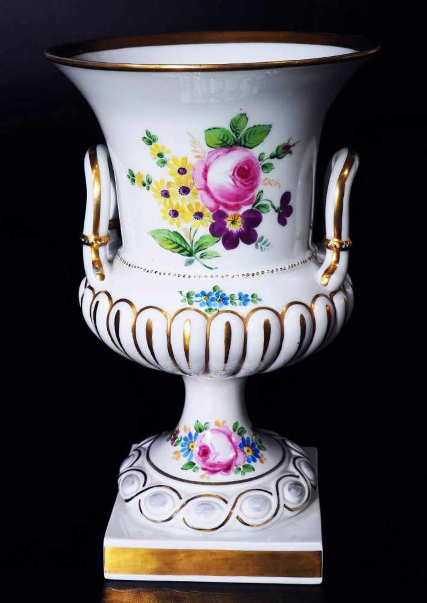 Pokalvase im Capodimonte-Sti. Pokalvase im Capodimonte-Sti. 20. Jahrhundert. Vase in Amphorenform, - Bild 3 aus 7