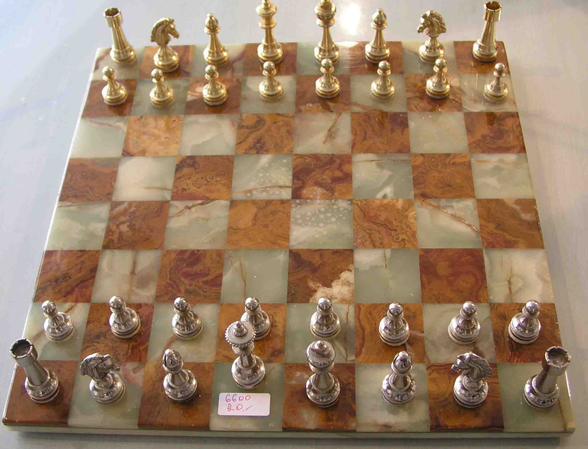 Onyx Schachbrett: 40 x 40cm. Dazu: Metall Schachfiguren.