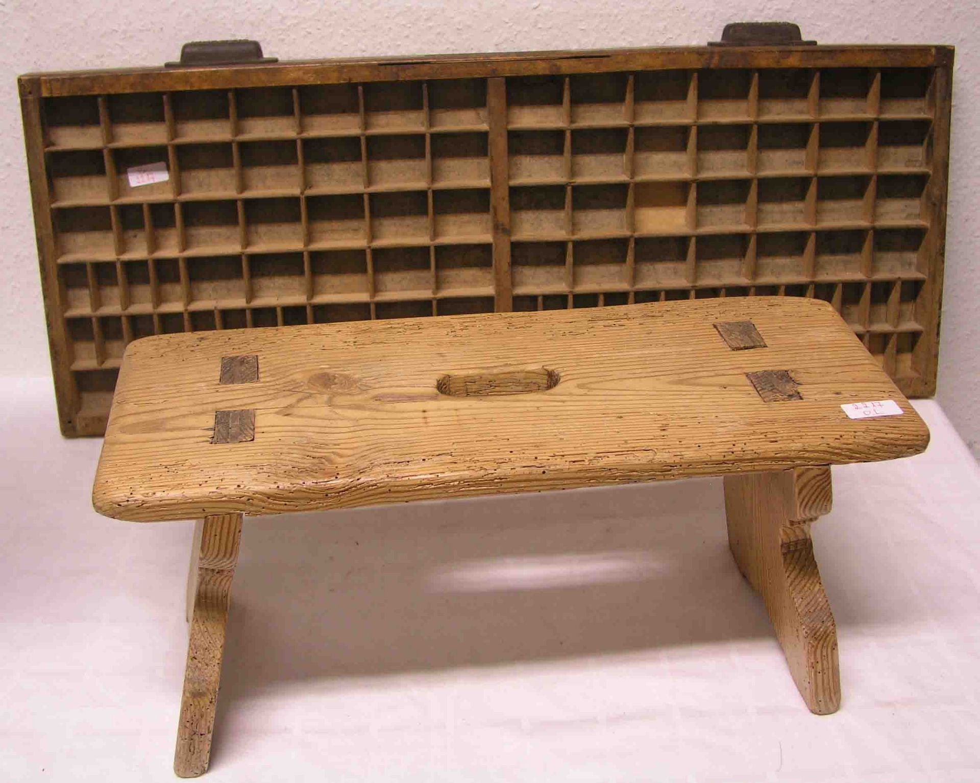 Schemel, um 1920. Weichholz, abgebeizt, 23 x 49 x 20cm. Dazu: Setzkasten.