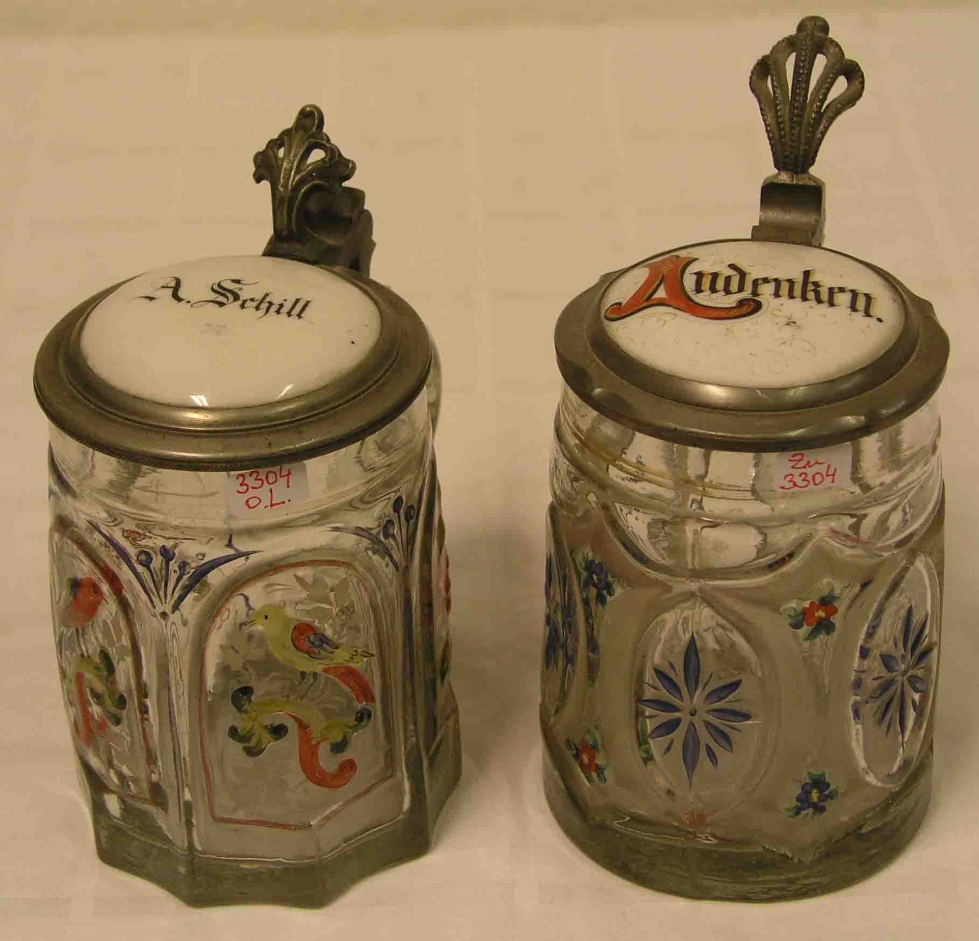 Zwei Bierkrüge um 1900. 0,5 Liter. Pressglas mit Bemalung. Zinndeckel mitPorzellaneinlage.