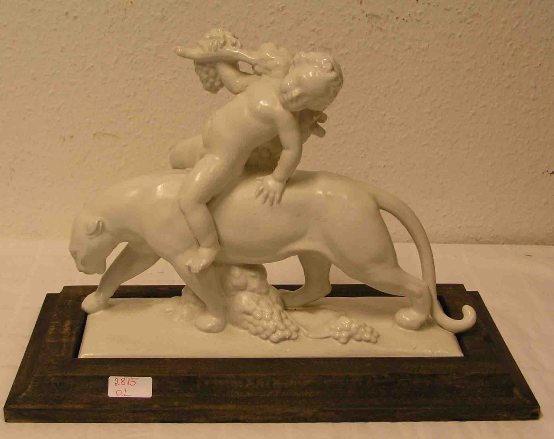 Bacchus auf Panther. Keramikfigur auf Holzsockel montiert, Entwurf Hermann Fritz. Höhe:29cm.