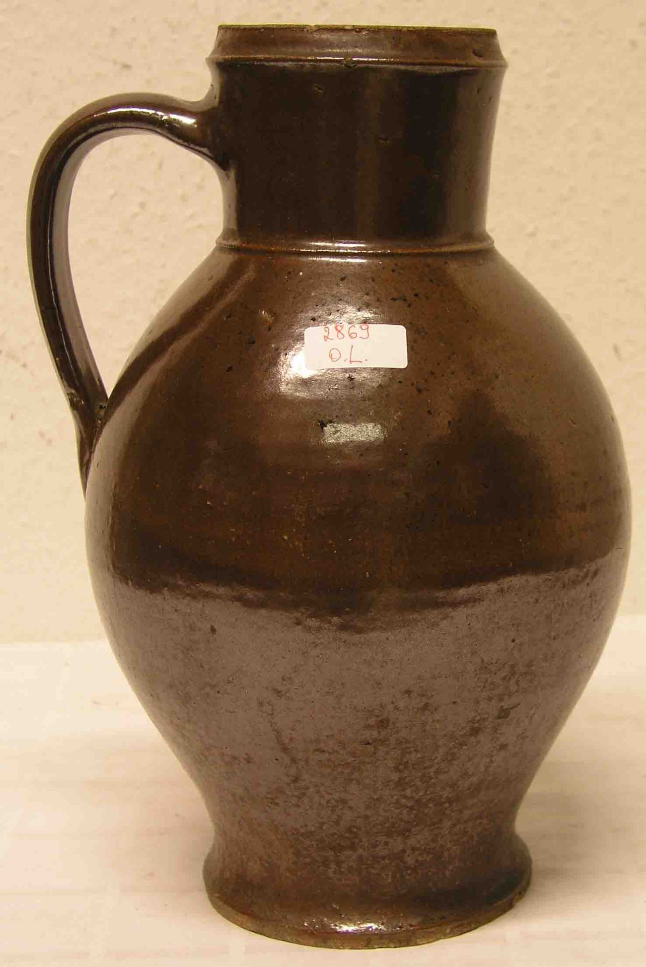 Bauernkeramik. Gebauchte Henkelkanne, gebrannter Ton mit brauner Glasur, um 1900. Höhe:34cm;