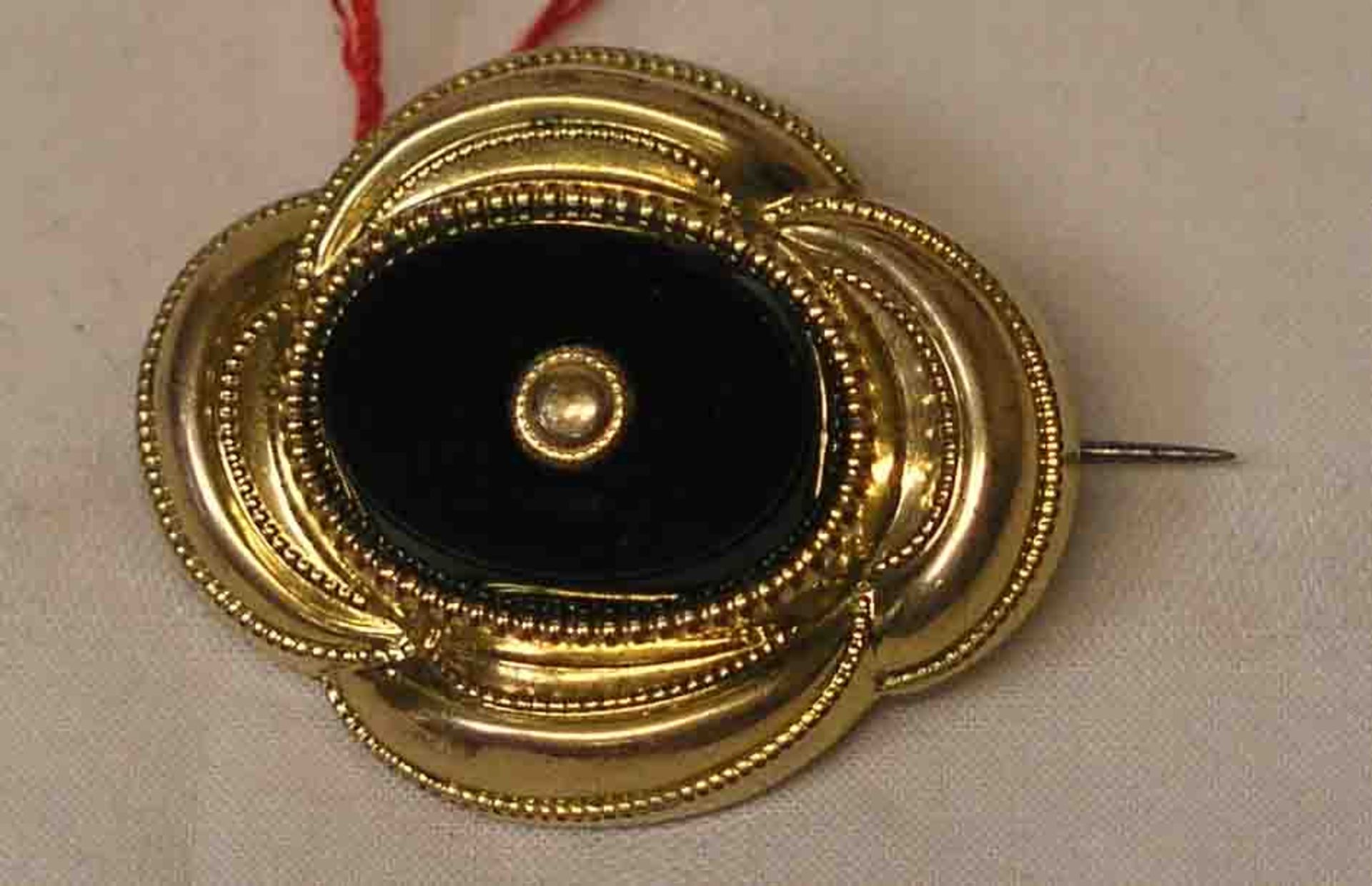 Biedermeier-Brosche. Schaumgold. Onyxplatte. Ca. 3,5 x 2,7cm.