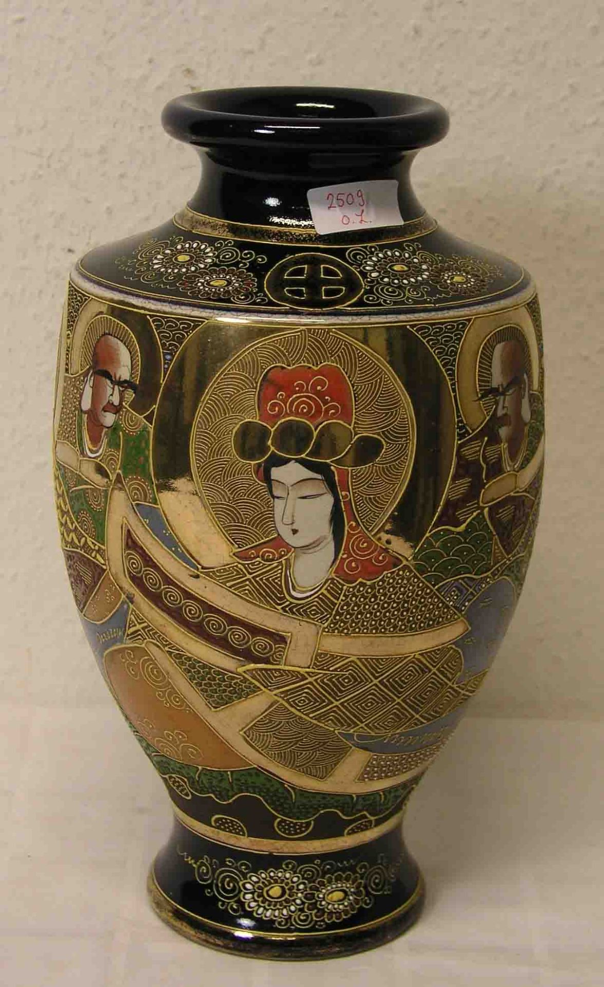 Satsuma-Vase. Japan um 1930, gemarkt. Balusterförmiger Korpus. Kobaltblauer Fond.Umlaufendes