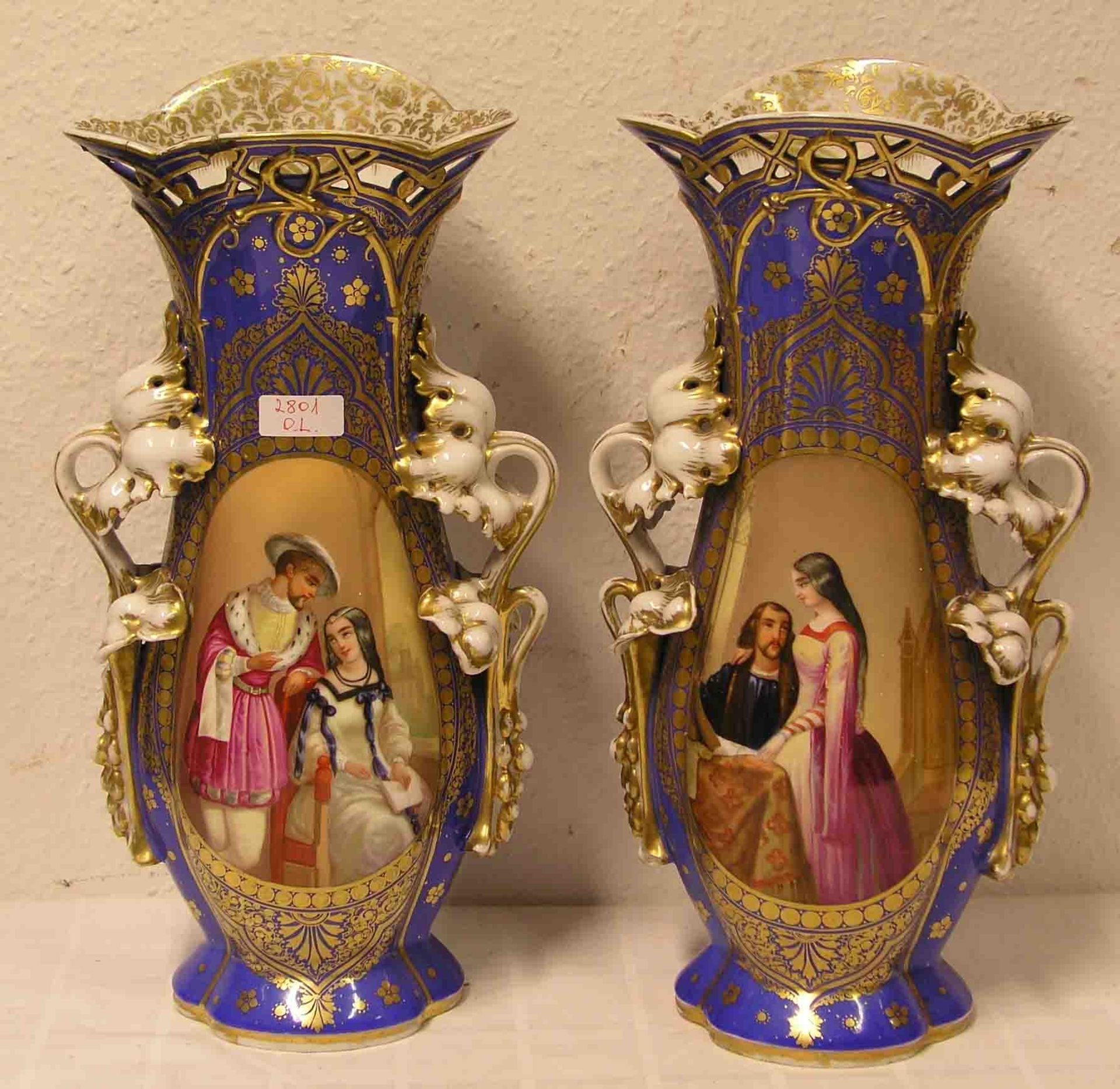 Paar Vasen. Porzellan. 19. Jh. Handbemalt, zum Teil berieben und bestoßen. Höhe: 42cm.