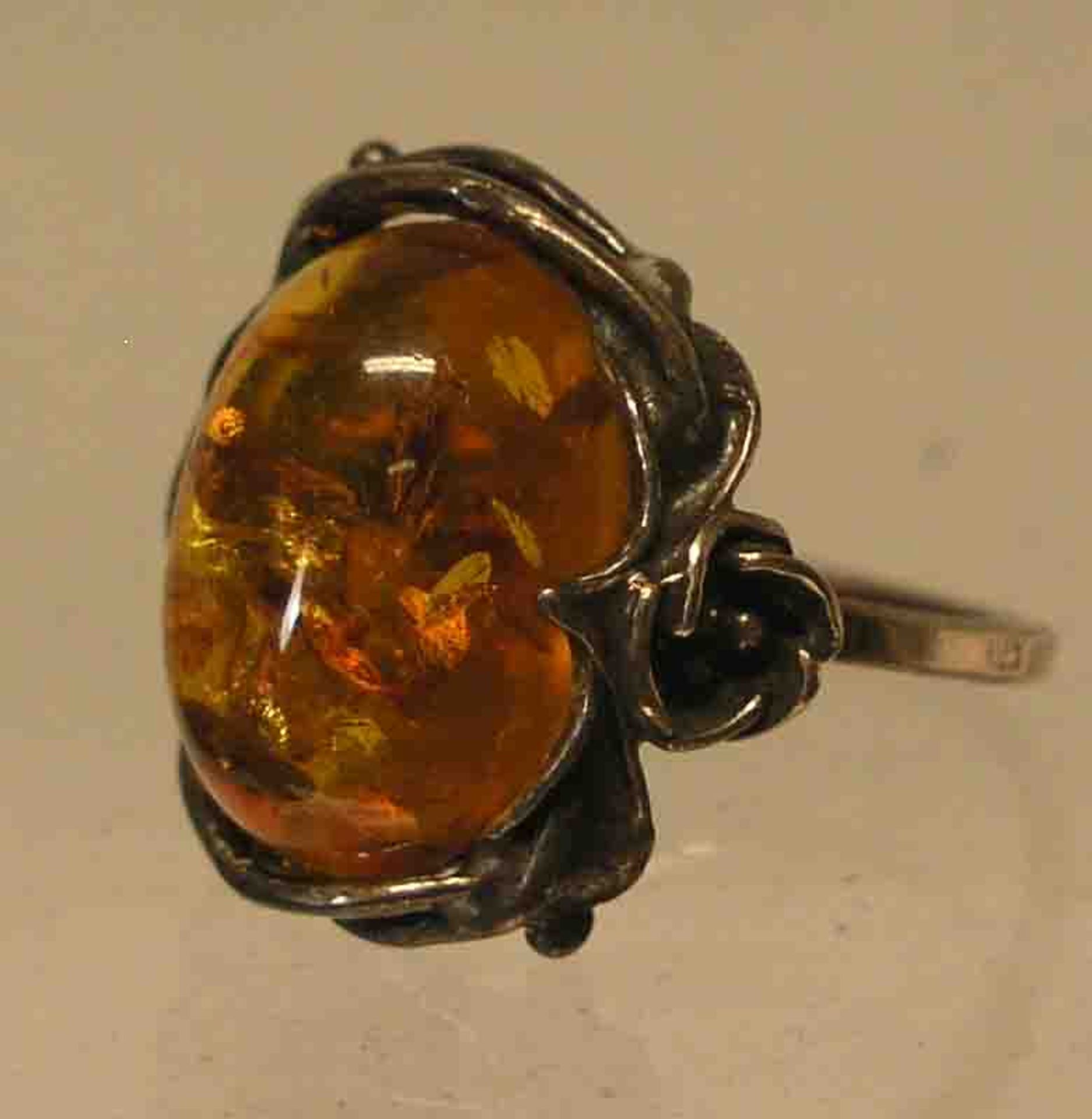 Bernstein-Ring. Sterlingsilber. Schön gefasster ovaler Bernstein-Cabochon. RG: 56.