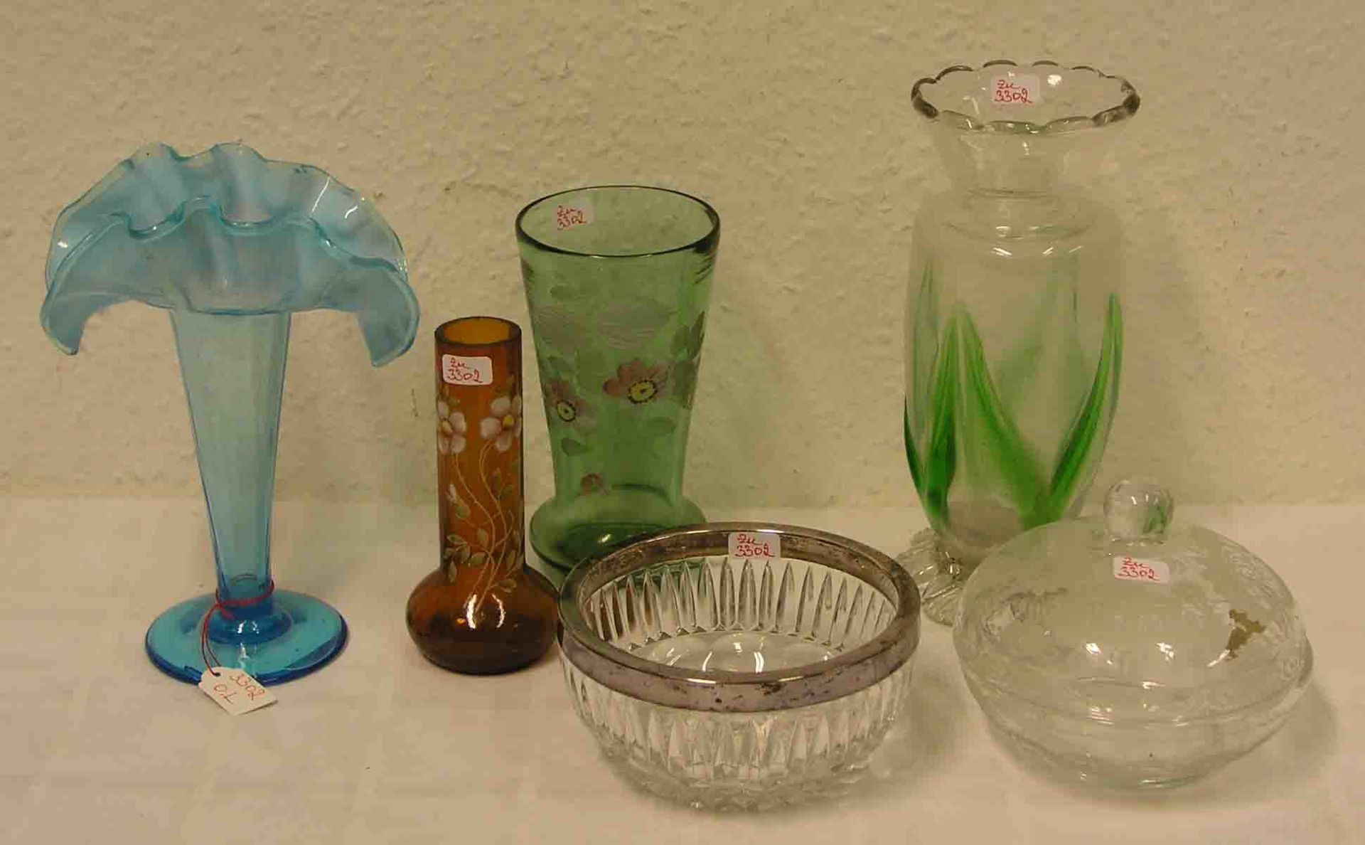 Posten von vier Vasen um 1900. Höhen: 12 bis 19cm. Dazu: Schale und Deckeldose.