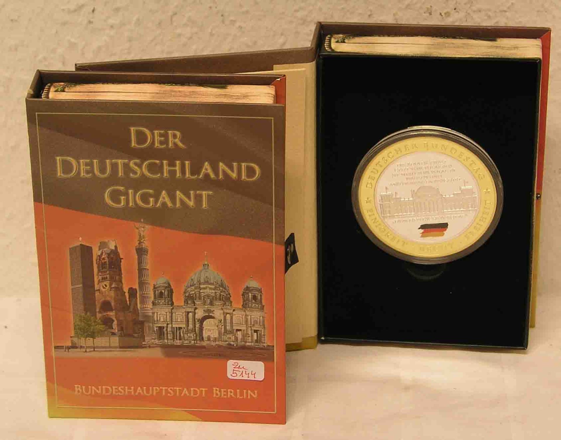 "Der Deutschland Gigant". Zwei Medaillen, Bundestag und Skyline von Berlin. Kupfer,versilbert, mit