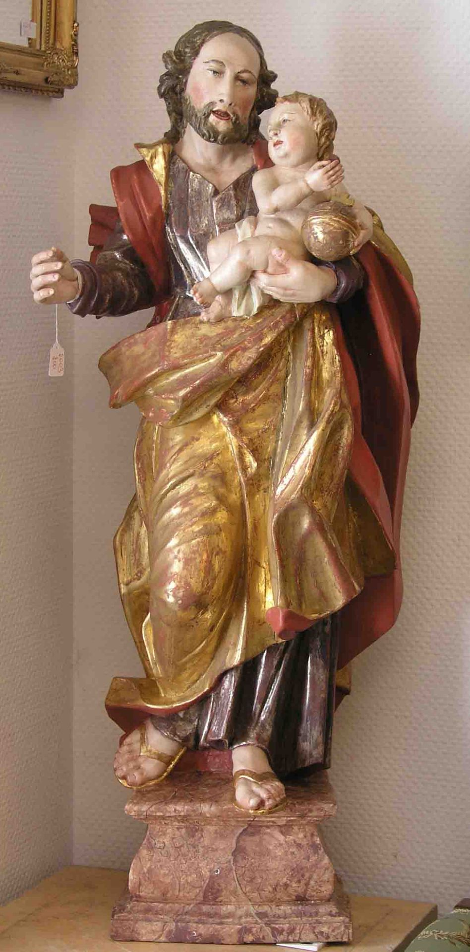 Hl. Josef mit Christuskind. Holzfigur. 18. Jh. Neue Fassung, auf Holzsockel montiert.Gesamthöhe: