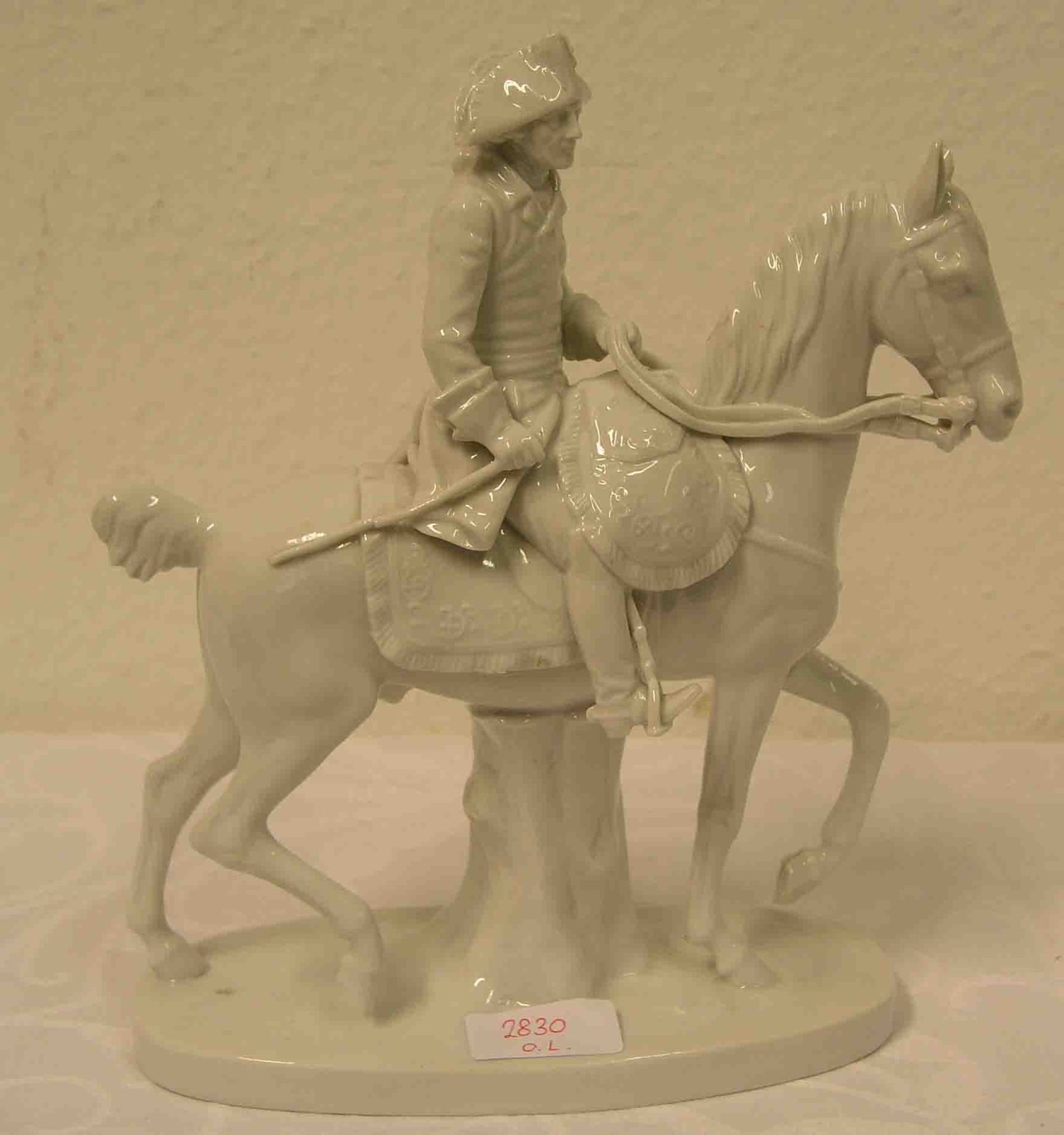 "Der Alte Fritz zu Pferde". Weiße Porzellanfigur, gemarkt Dresden. Minimal beschädigt.Höhe: 25cm,