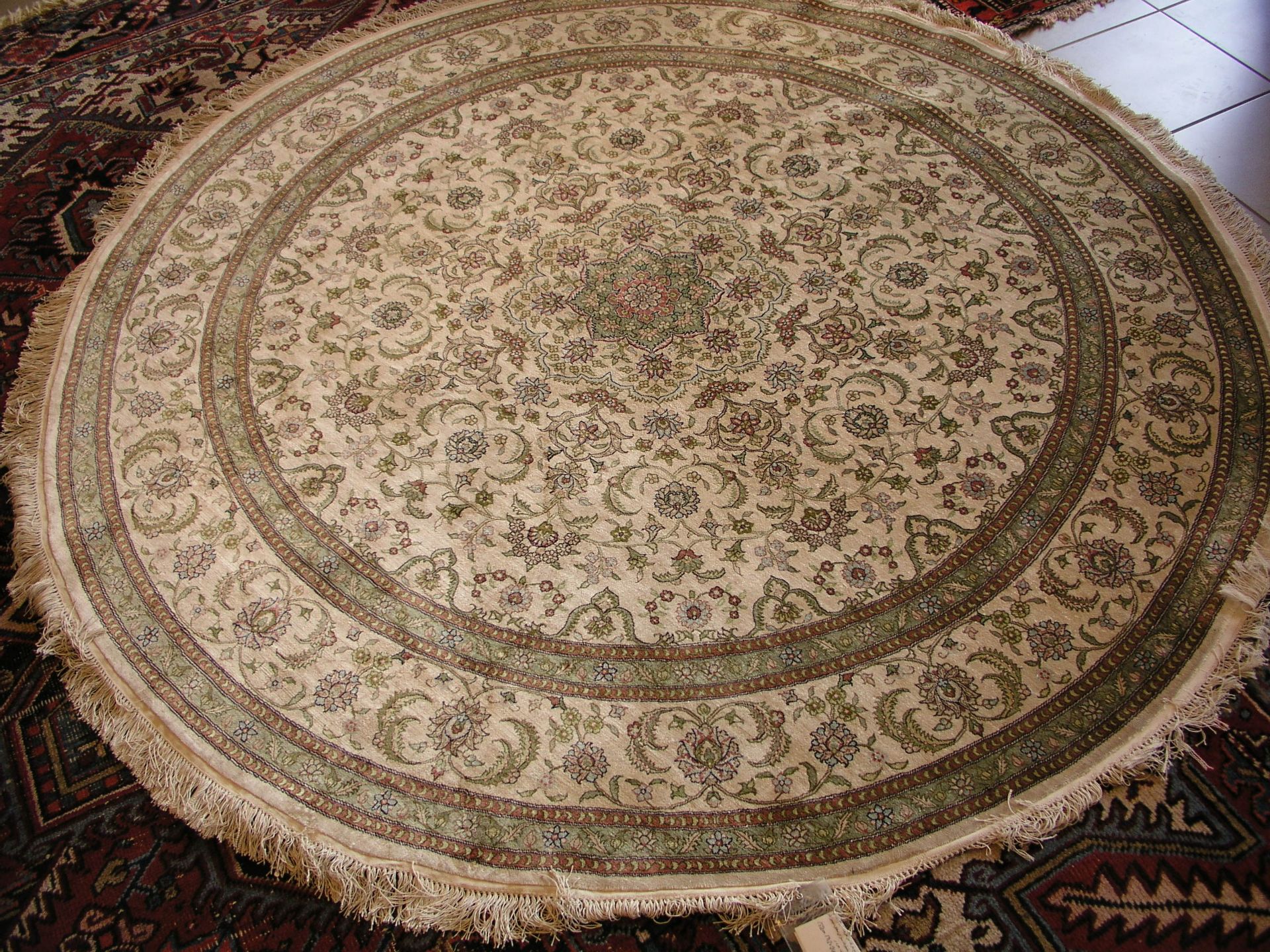 Orientteppich. Persien. Runde Form, Seide, fein geknüpft, beigegrundig. Durchmesser: 200cm(mit