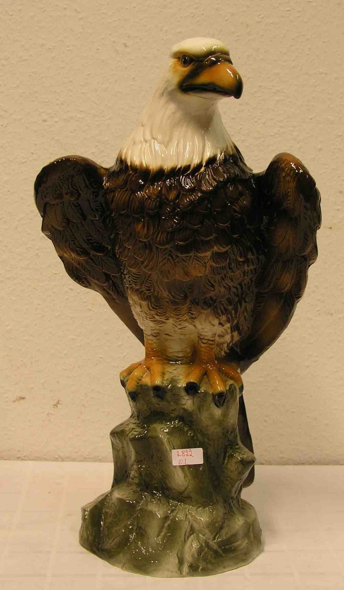 Weißkopf-Seeadler. Keramik, farbig staffiert. Höhe: 55cm.
