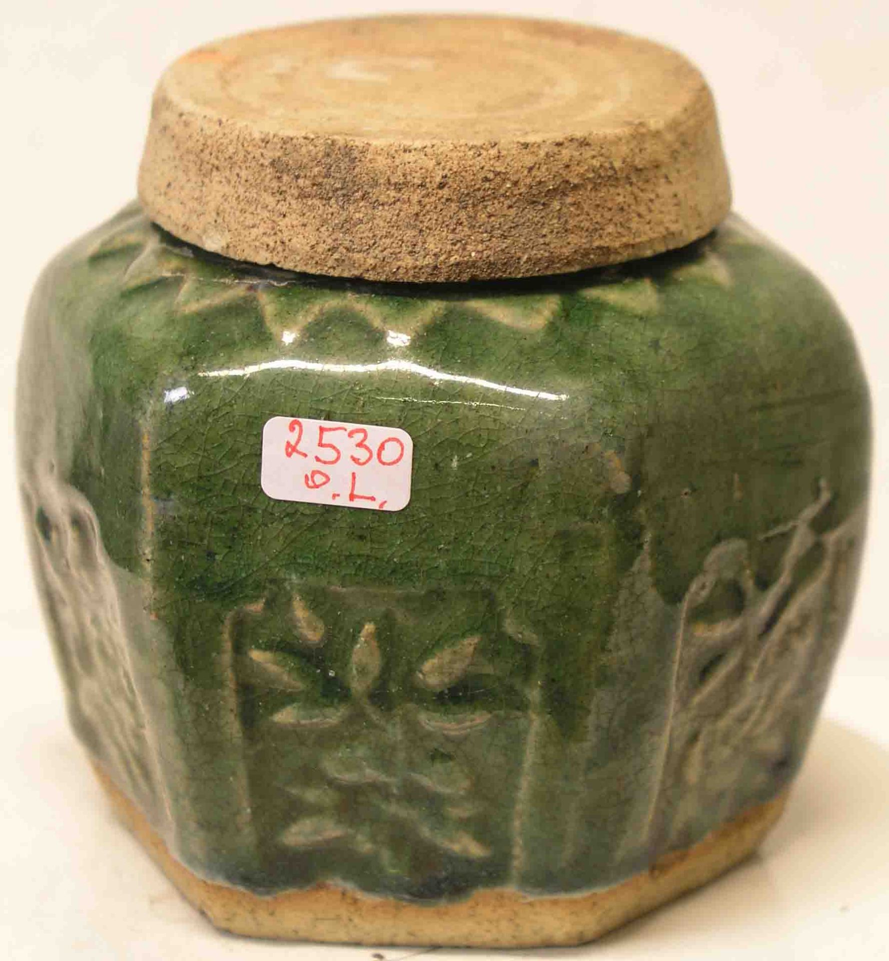 Vorratsgefäß. China um 1880. Steinzeug, grüne Zinnglasur, florale Dekore. Höhe: 11cm.