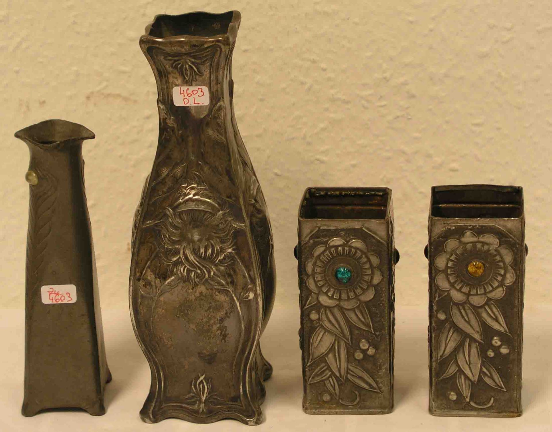 Jugendstil. Posten von vier Vasen, reich verziert. Höhen: 11 bis 21cm.
