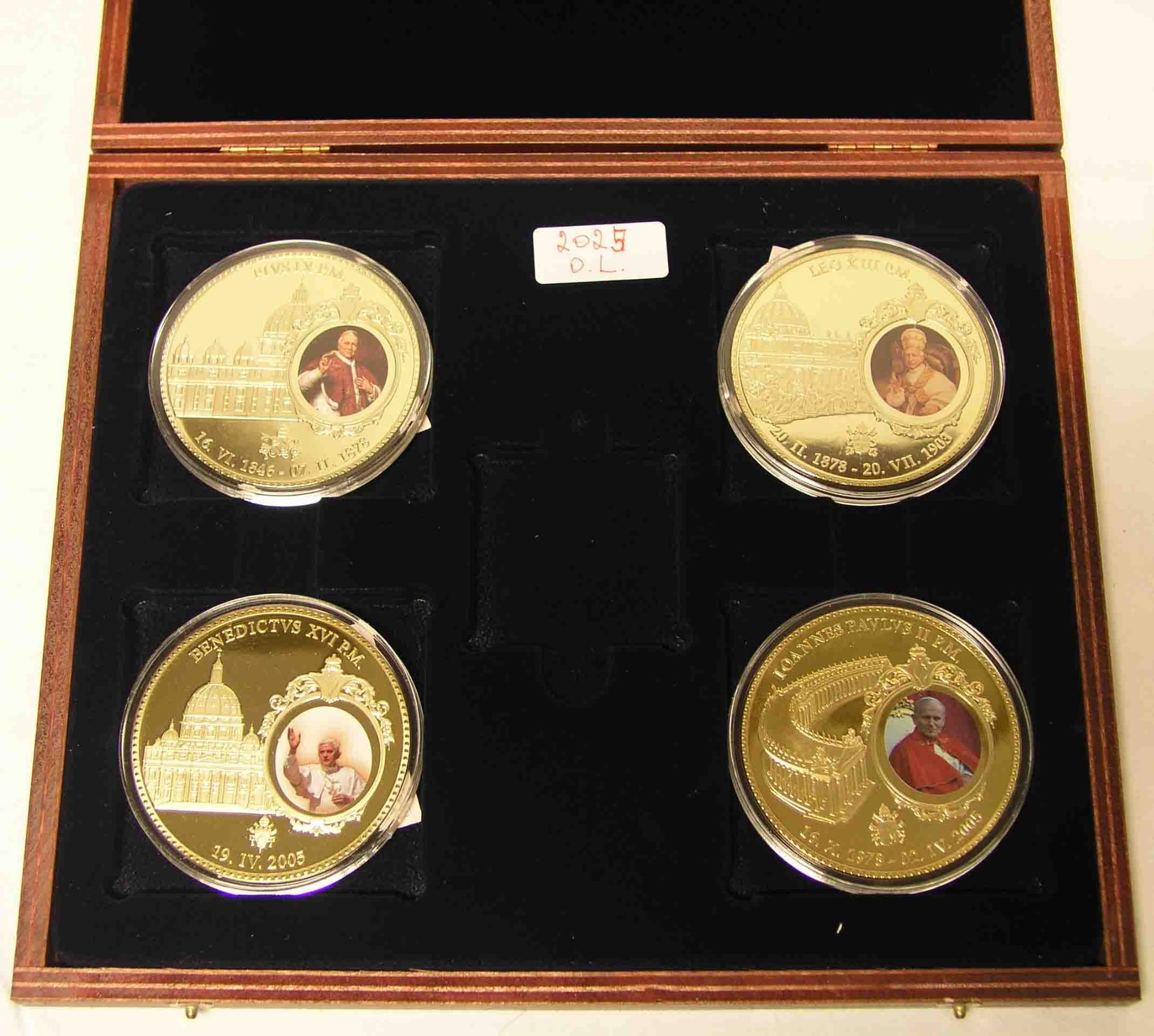 Vier Medaillen "Die bedeut. Päpste der Neuzeit". Kuper, vergoldet, polierte Platte.Durchmesser: