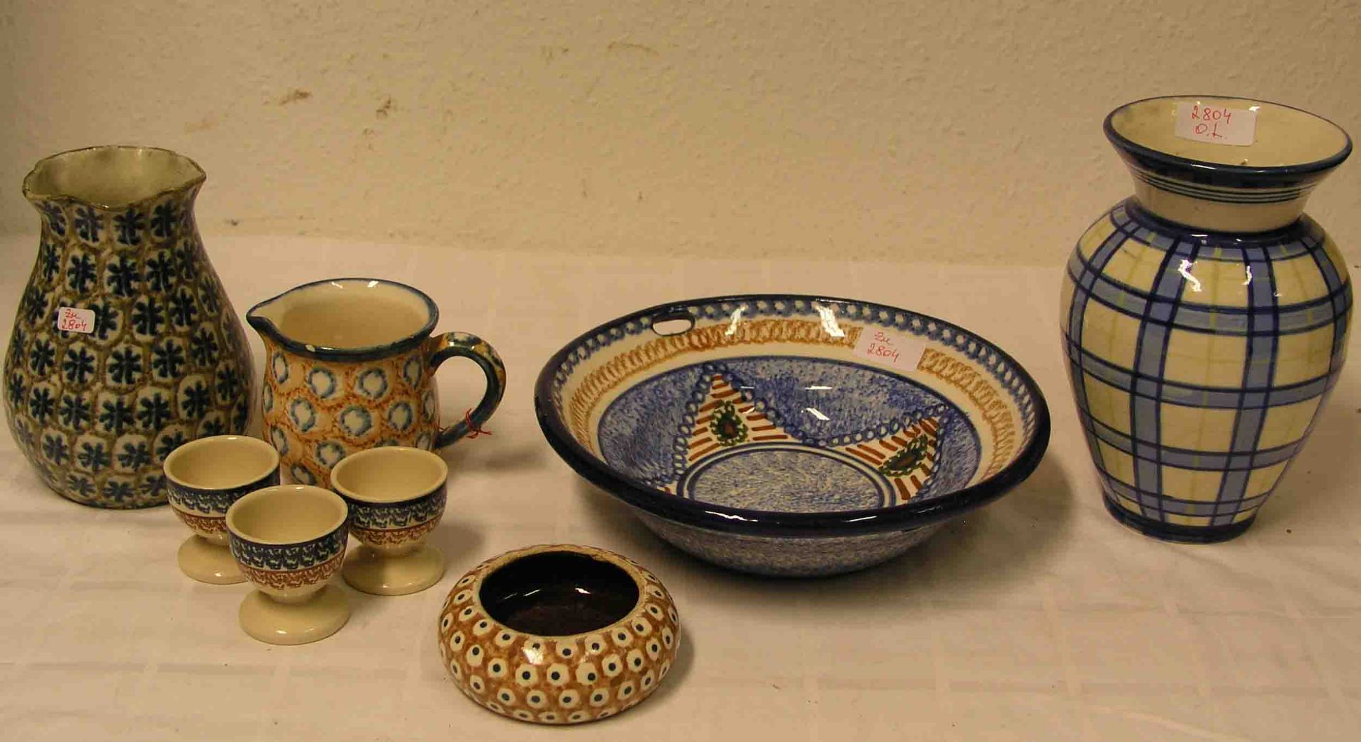 Bunzlauer Keramik. Dabei: Vasen, Schale, Krug, Eierbecher; acht Teile; Gebrauchsspuren.