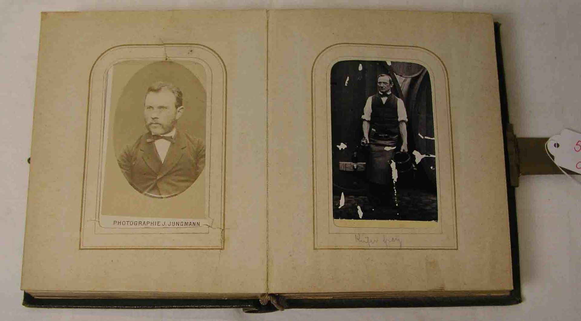 Album um 1875. Kleinoktavformat. Rechteckige und ovale Einschübe für Fotos, Visitenkartenusw.