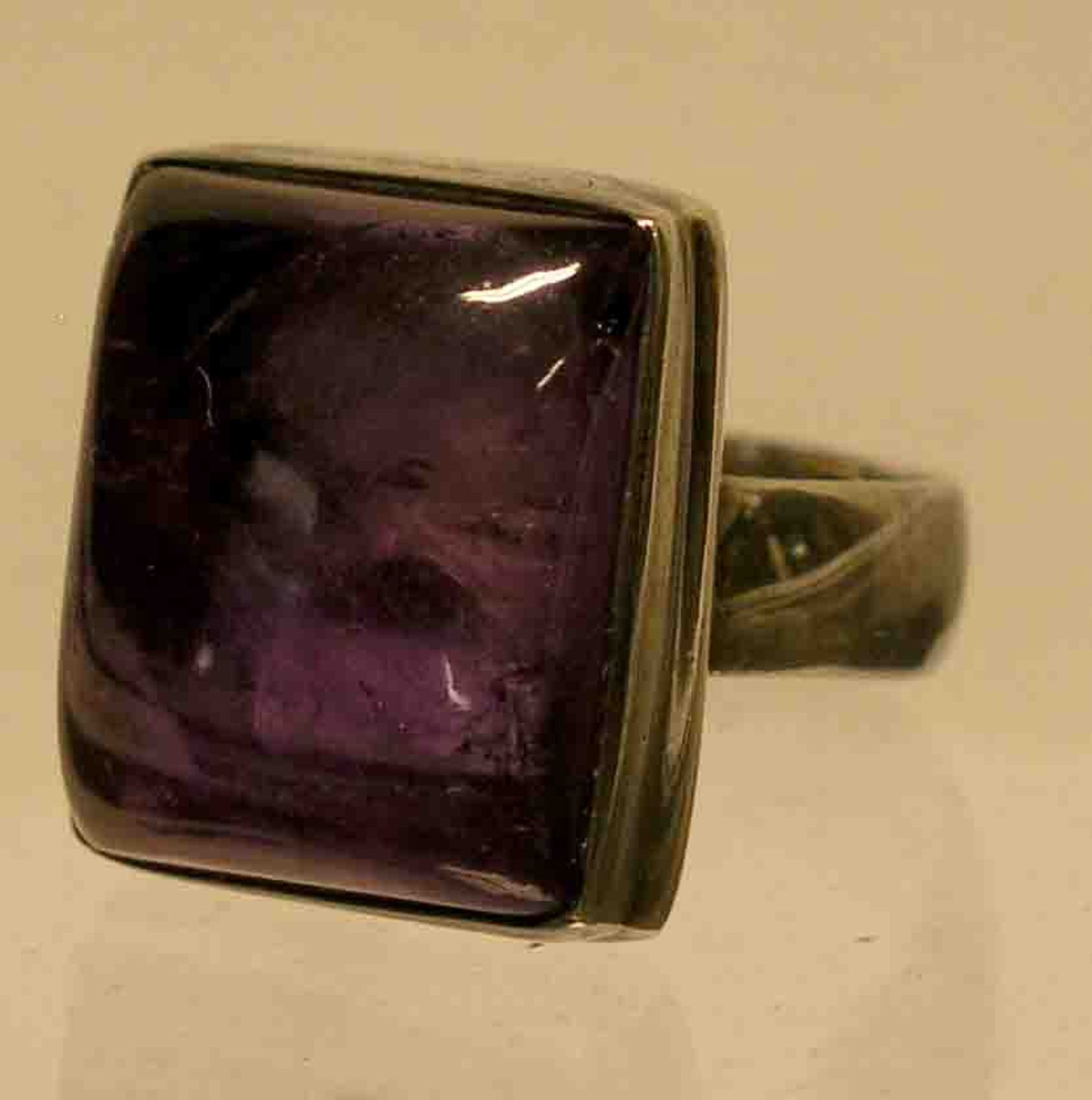 Amethyst-Ring. Sterlingsilber. Breite Ringschiene mit großem Amethyst-Cabochon. RG: 60.