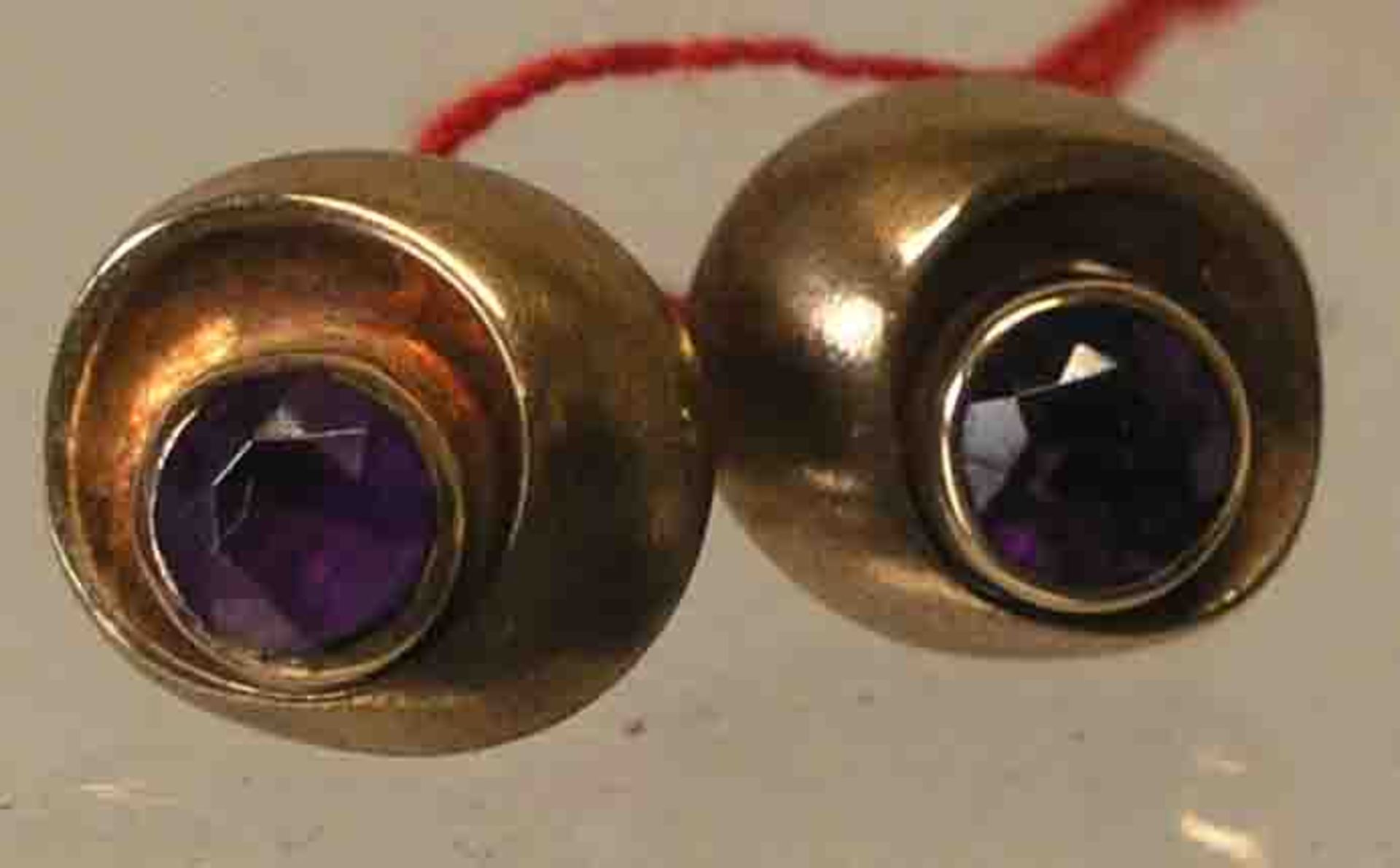 Paar Ohrstecker. 8 kt. Gold. Runde Form, Besatz von je einem Amethyst.