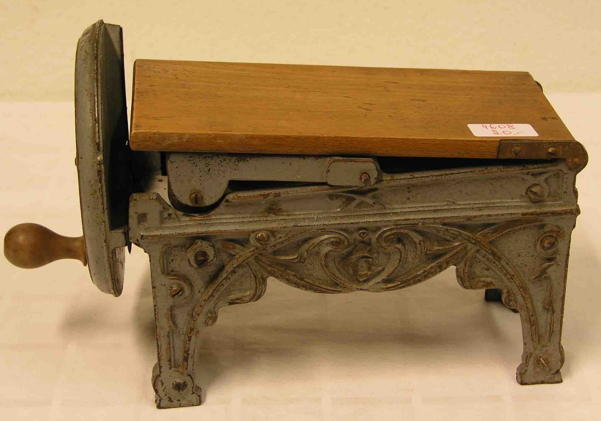 Nudelmaschine. Jugendstil. Eisengestell. Höhe: 21cm.