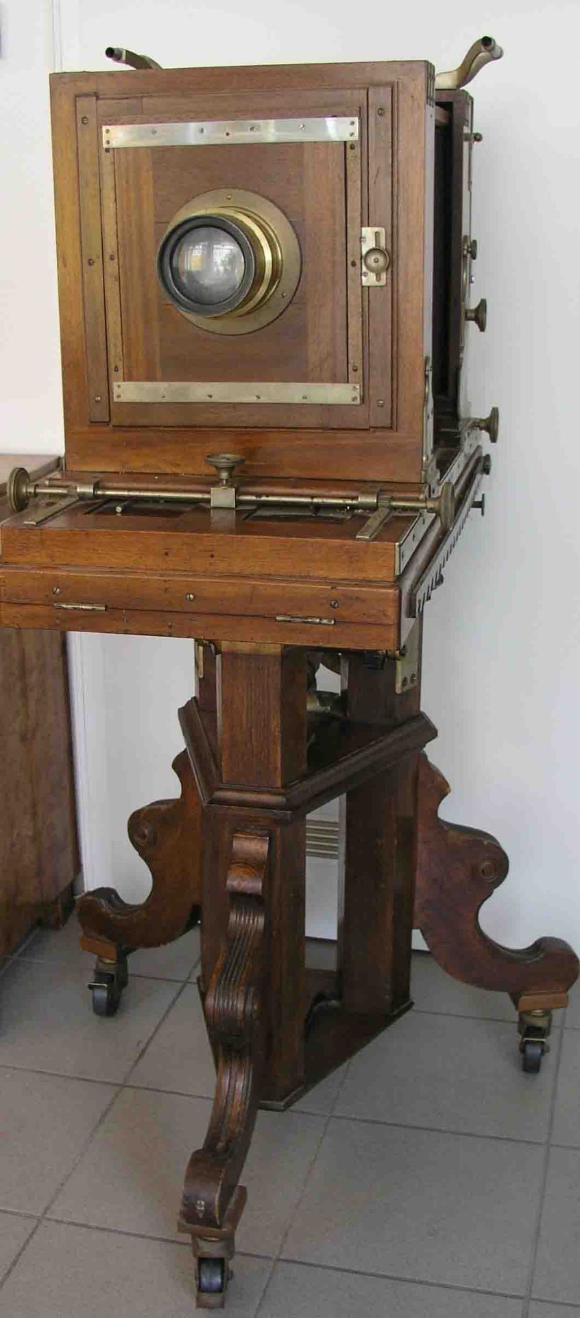 Studiokamera um 1890 auf Salonstation. Höhe: 139cm. Altersspuren, Funktion nicht geprüft. - Bild 2 aus 2
