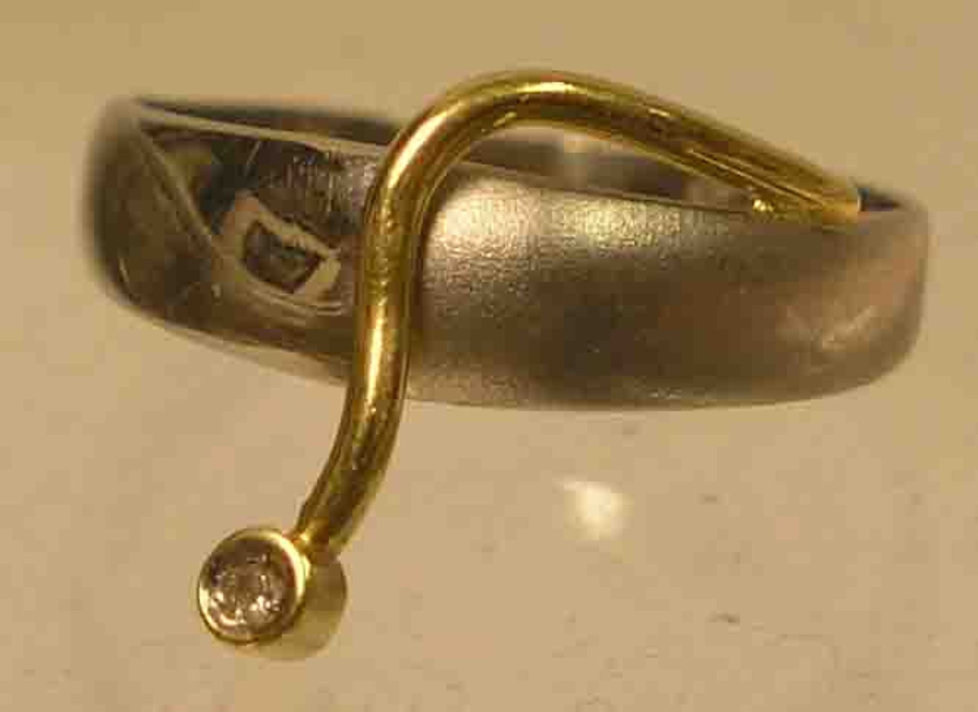 Damenring. Gelbgold, Weißgold 18 kt. Ringgröße: 55. 3,3 Gramm.