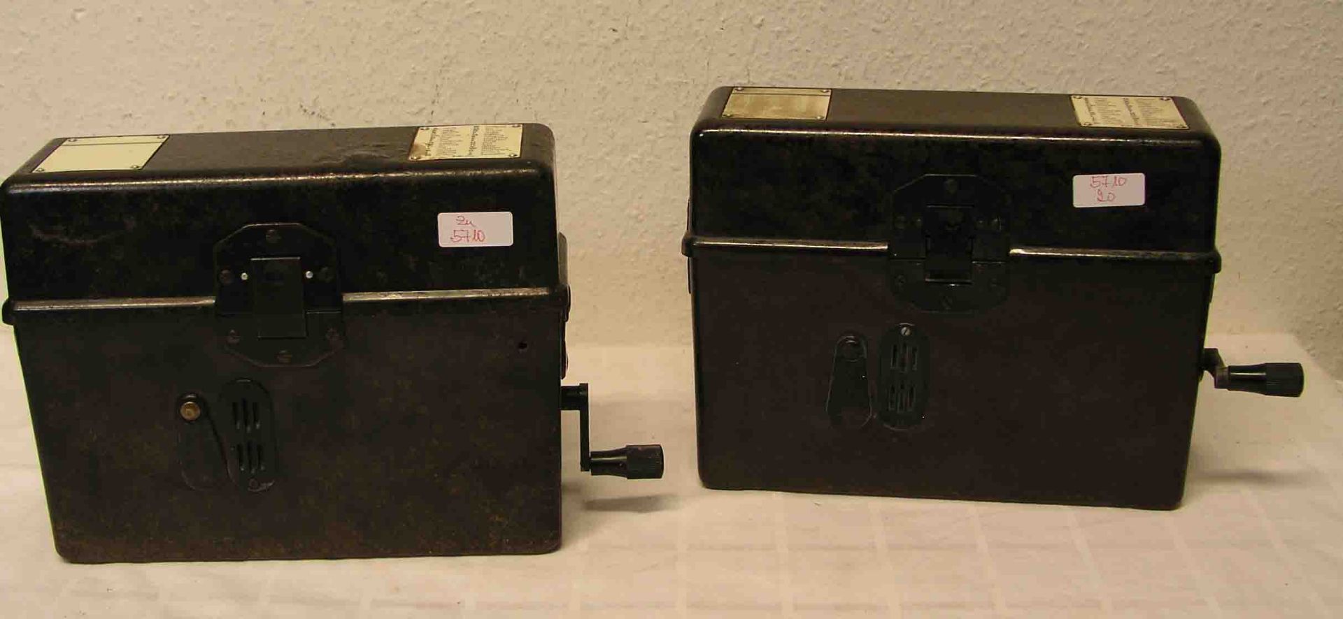 Zwei Feldposttelefone. II. Weltkrieg. Bakelitgehäuse; ein Eck ausgebrochen.