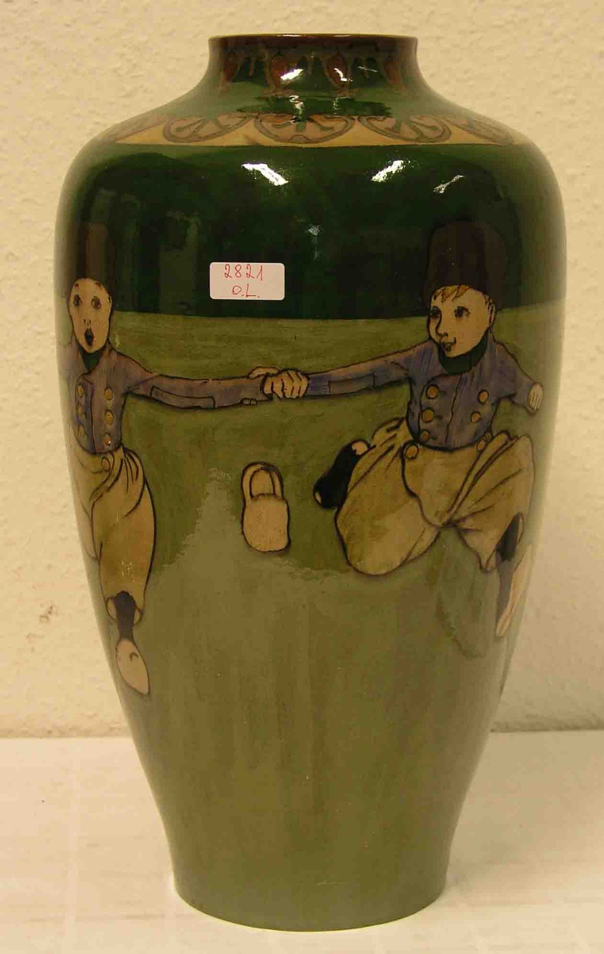 Jugendstil. Keramik-Vase, glasiert. Dekor: Holländische Kinder im Reigen. Höhe: 46cm.