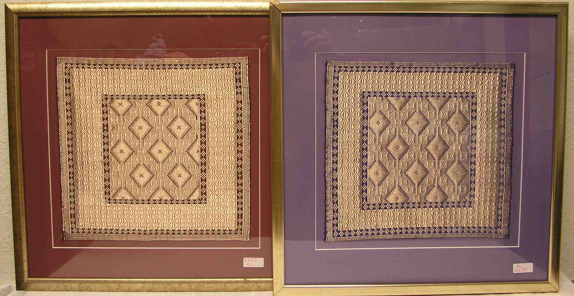 Zwei Stoffstücke mit Goldfäden. 30 x 31cm. Rahmen mit Glas.
