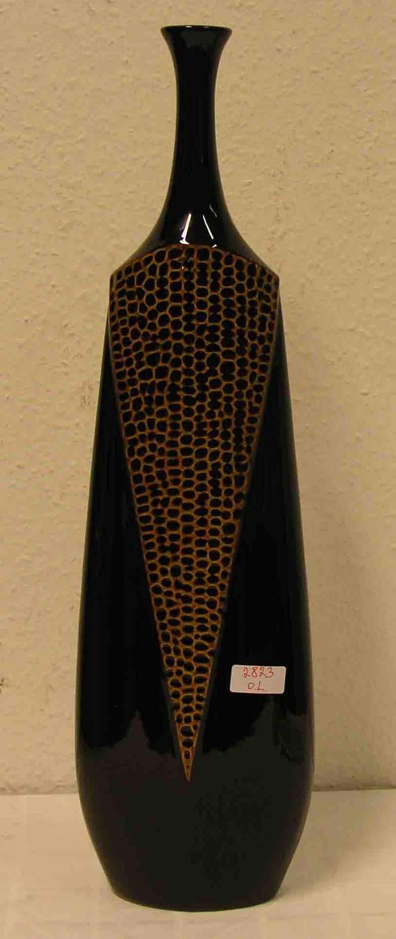 Designer Keramik-Vase. Schwarz mit brauner Musterung. Höhe: 55cm.