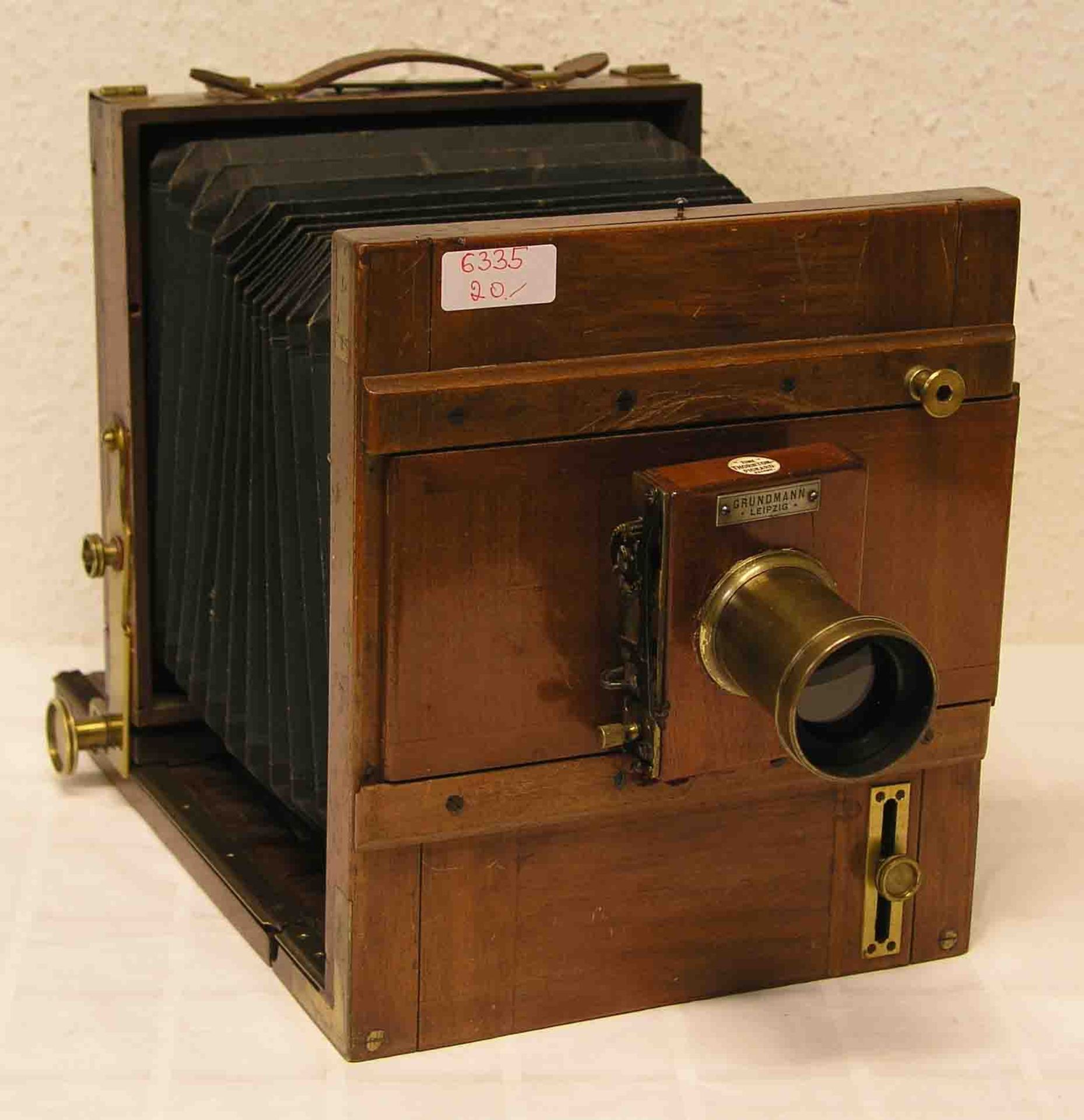 Antike Plattenkamera "Grundmann Leipzig". Holzkamera. 25 x 22cm. Funktion nicht geprüft.