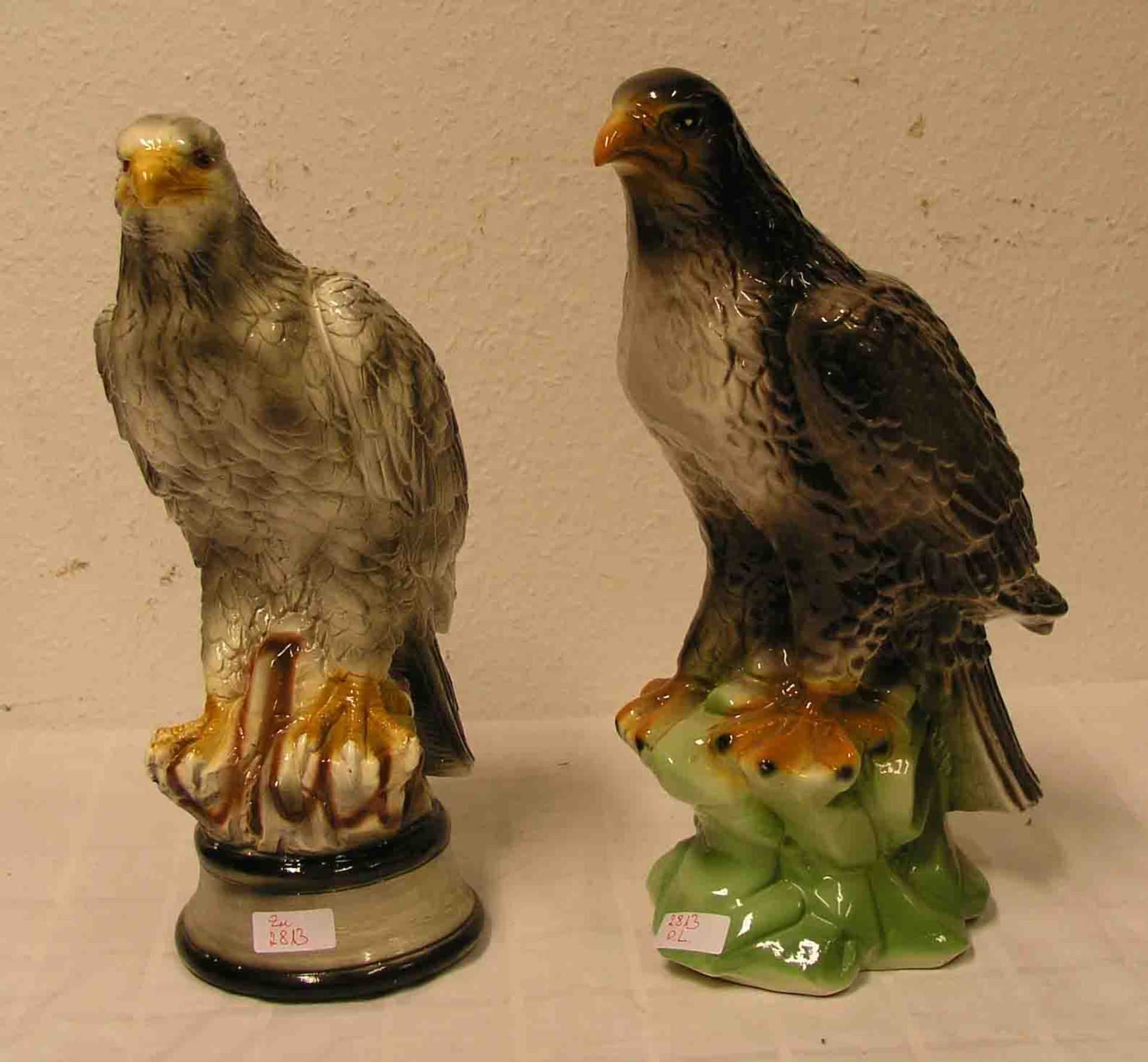 Zwei Adlerfiguren. Keramik, farbig staffiert. Höhe: 38cm.