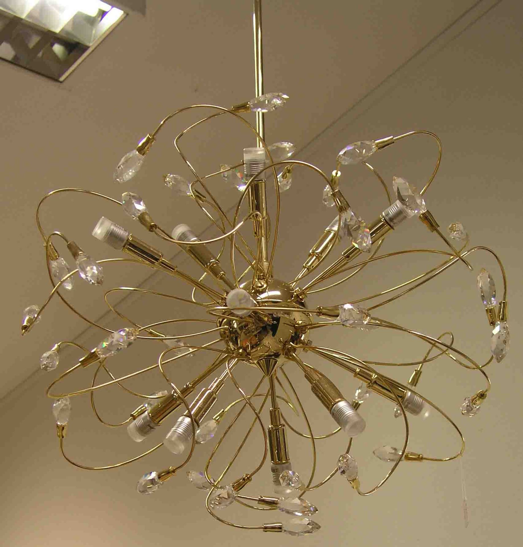 Hänge-Designer-Lampe. Mit zehn Brennstellen. Messinggestell, Höhe: 120cm. Durchmesser:52cm.