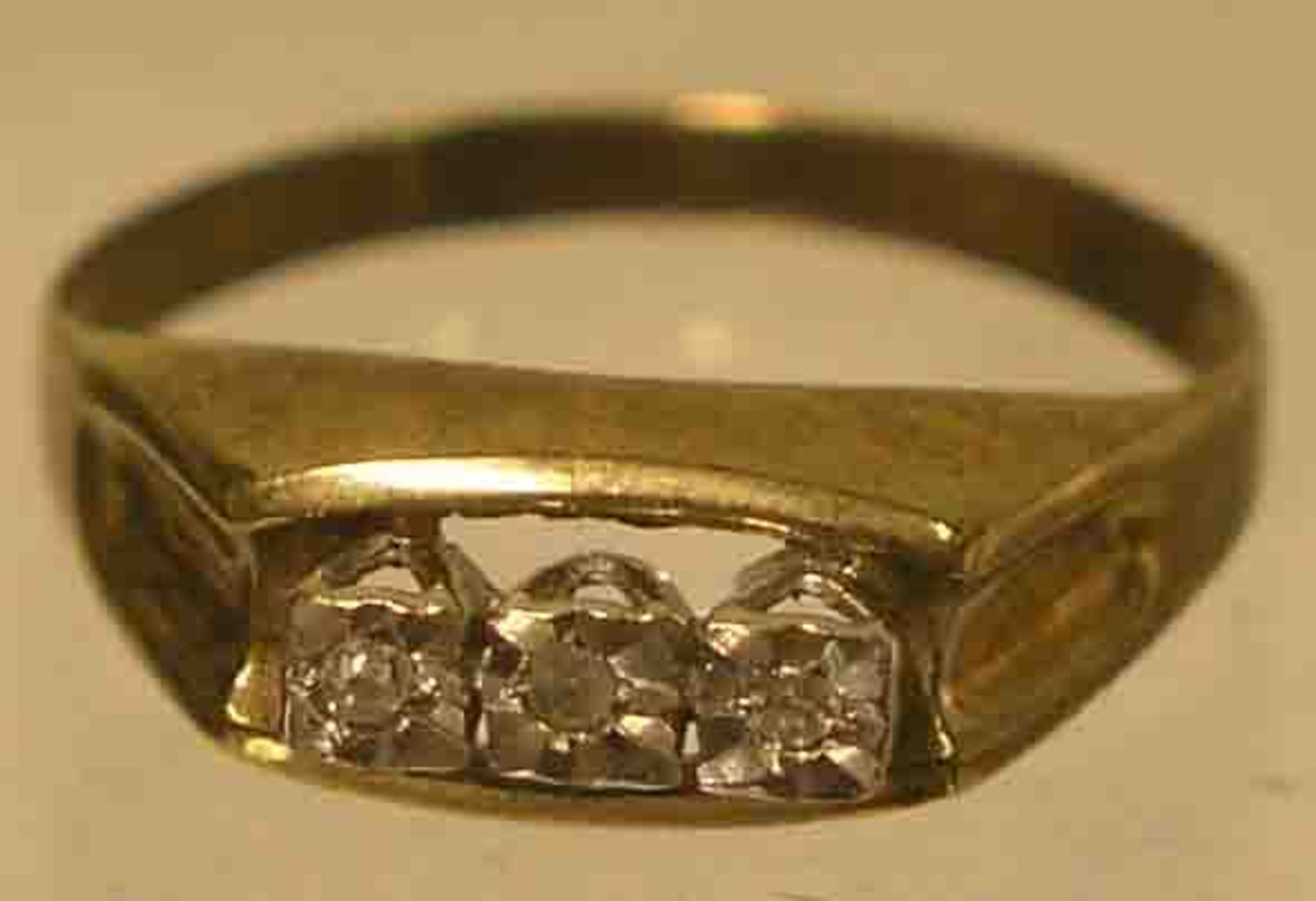 Damenring. 8 kt. Gelbgold, drei Zirkonia. Ringgröße: 56. 2,1 Gramm.