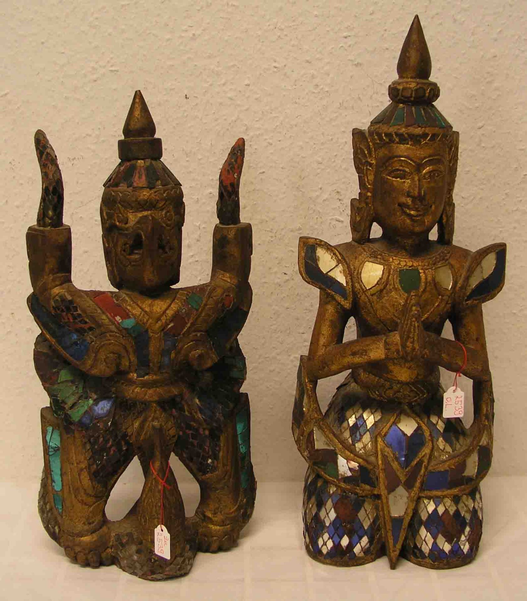 Betender Buddha und Garuda. 20. Jh. Thailand. Holz geschnitzt, Malvergoldung,