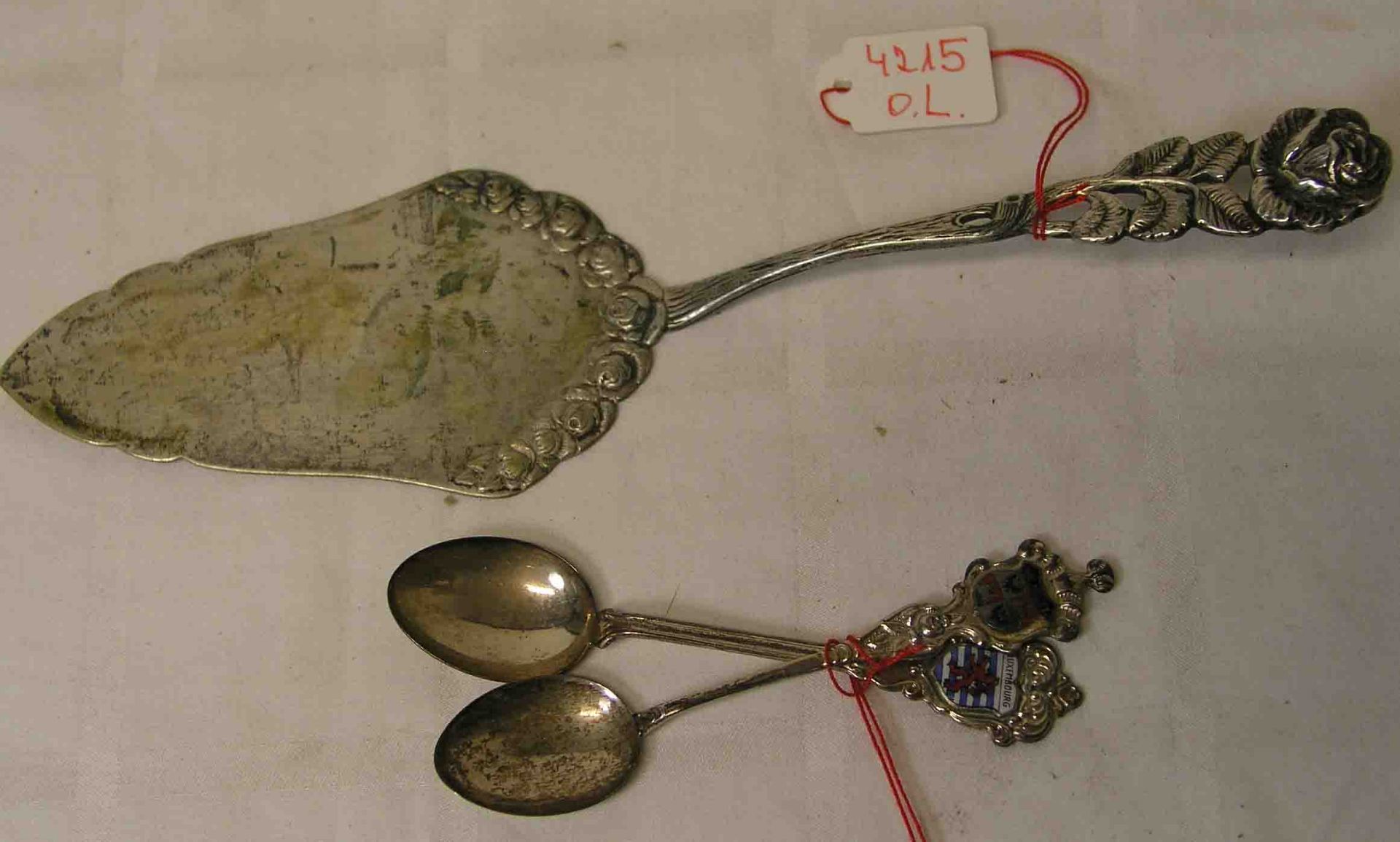 Tortenheber, Hildesheimer Rose. Dazu: zwei Andenken-Löffelchen, 800er Silber.Gesamtgewicht: 69