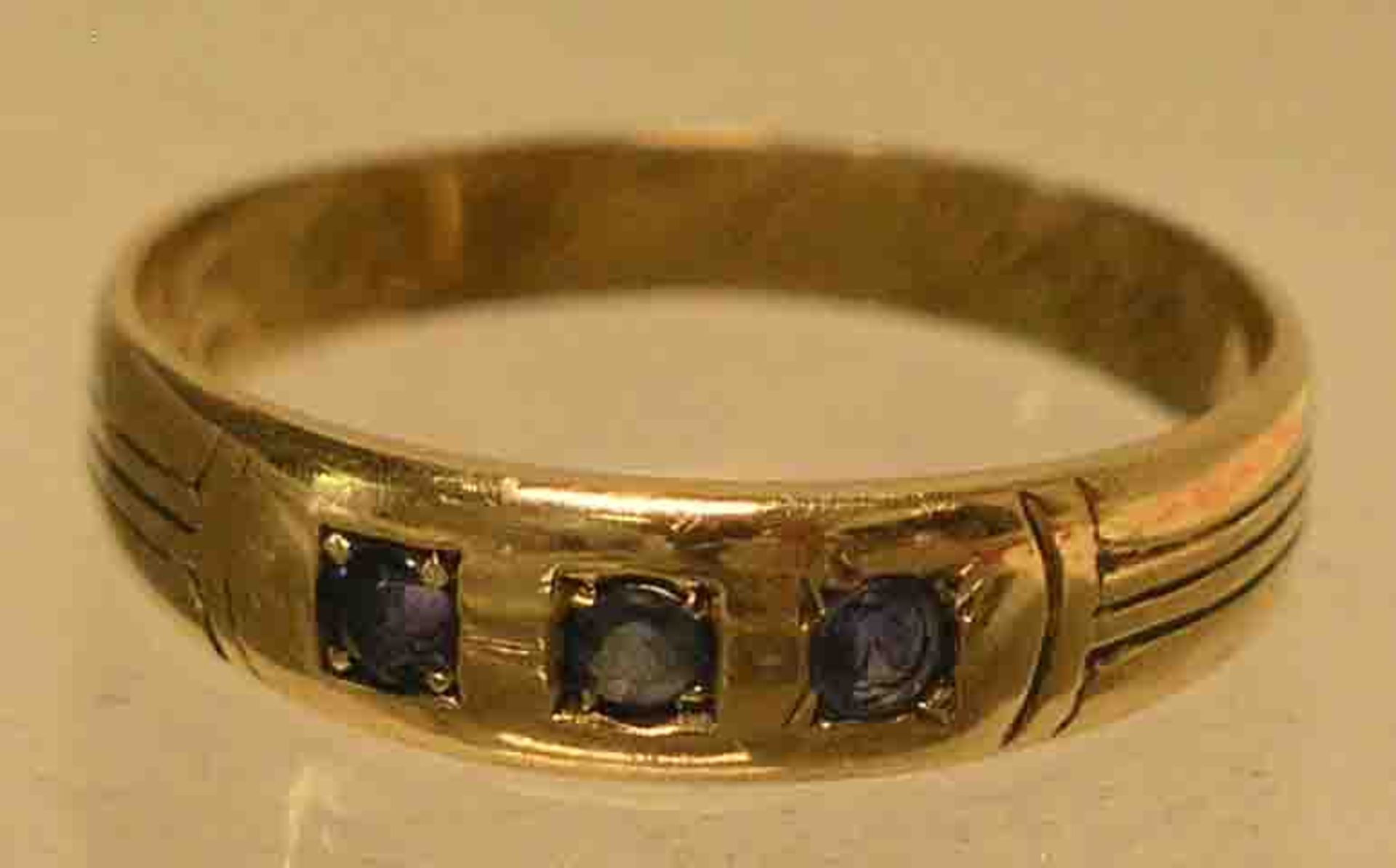 Ring. 14 kt. Gold. Ringschiene besetzt mit drei kleinen Saphiren. Ringgröße: 65/66, ca.3,6 Gramm.