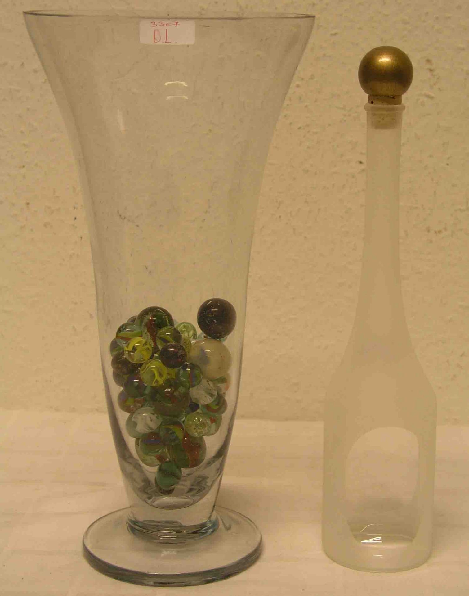 Vase mit Murmel. Höhe: 33cm. Dazu: Designer-Flasche, mundgeblasen.