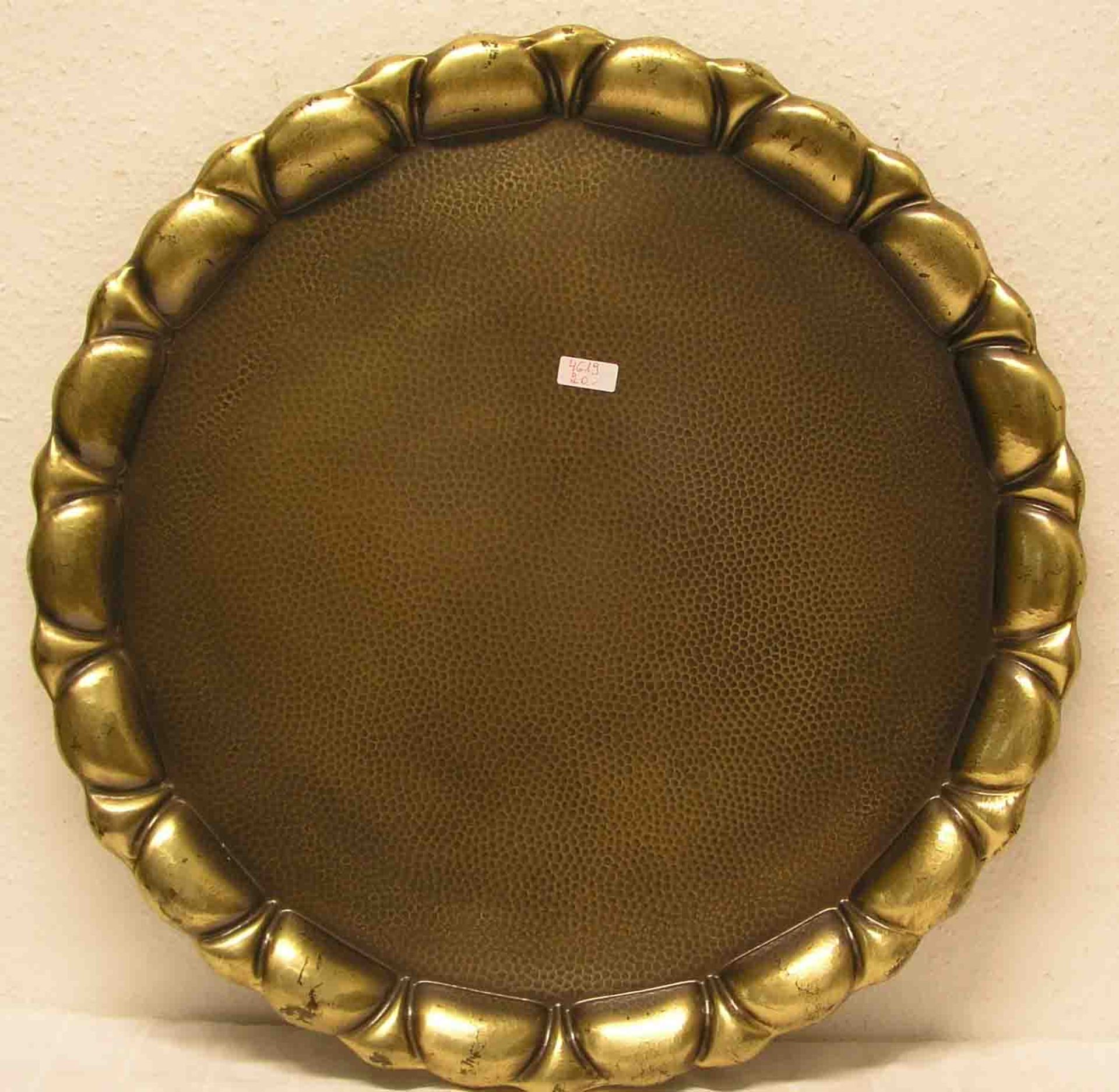 Tablett, um 1930. Runde Form, gewellter Rand, messingfarbig, Hammerschlag-Dekor.Durchmesser: 65cm.