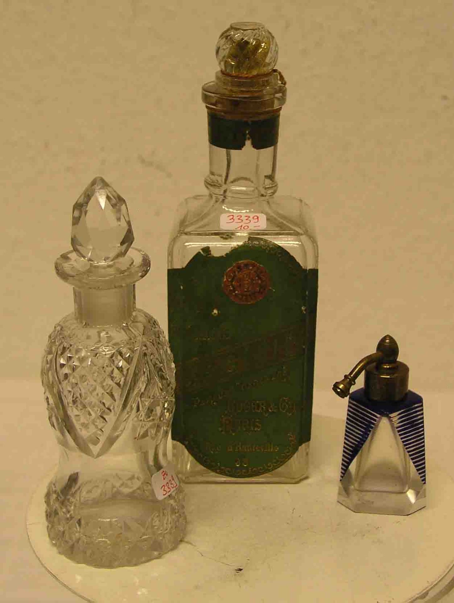 Drei Parfumflakons, klares Glas. Dabei: Flasche mit altem Etikett "Jasmin", Paris,