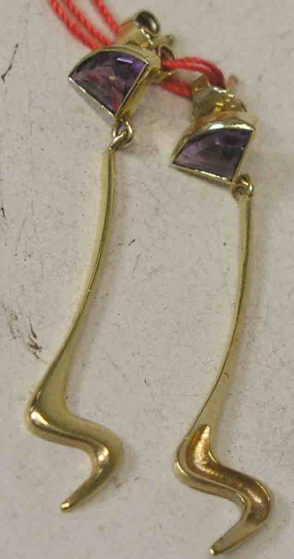 Paar Ohrhänger. 14 kt. Gold. Stecker mit Amethyst, daran abhängende Elemente. 3,1 Gramm.