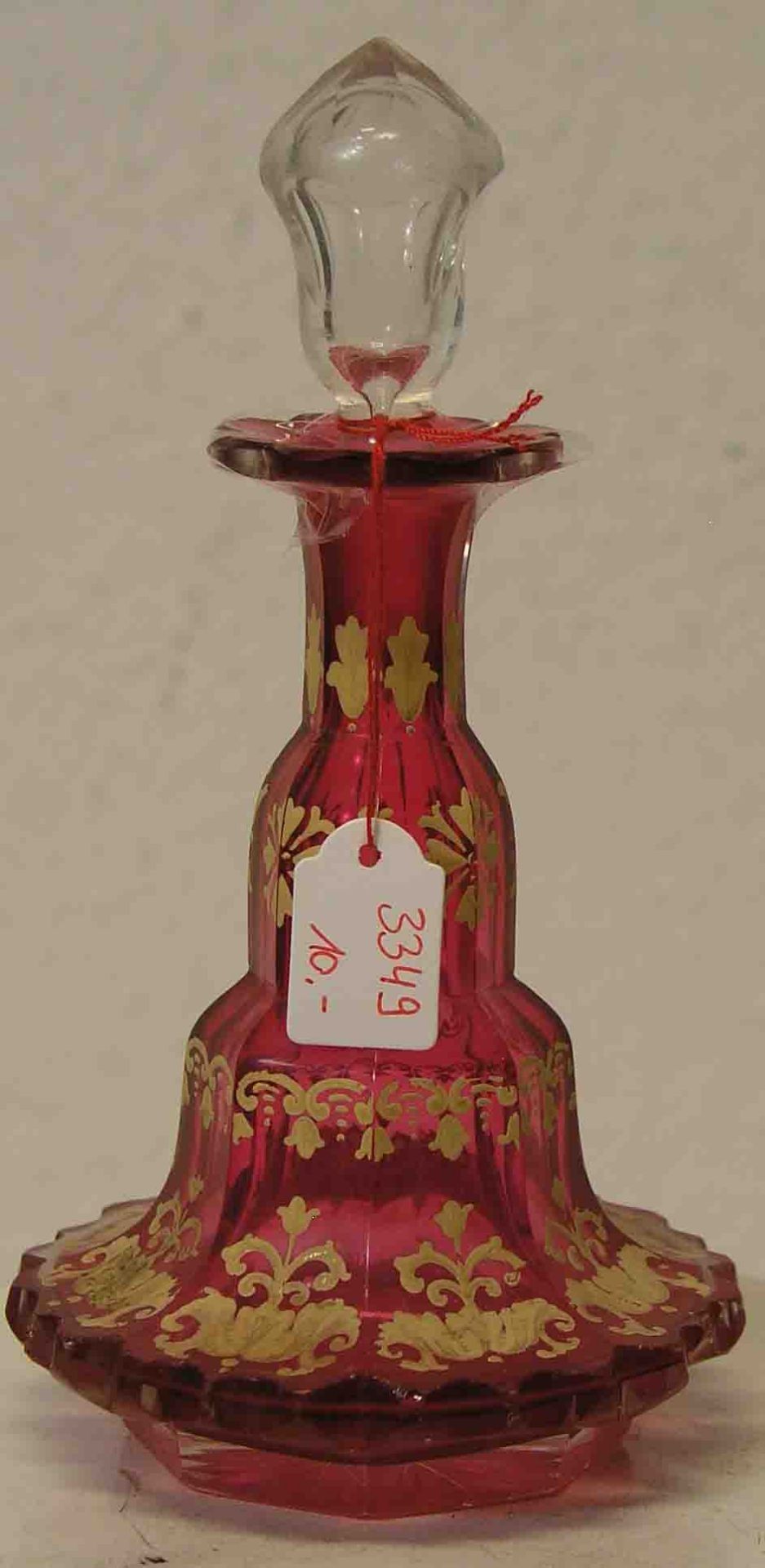 Biedermeier-Karaffe. Roséfarbenes, geschliffenes Glas, ornamental bemalt. GlockenförmigerKorpus.
