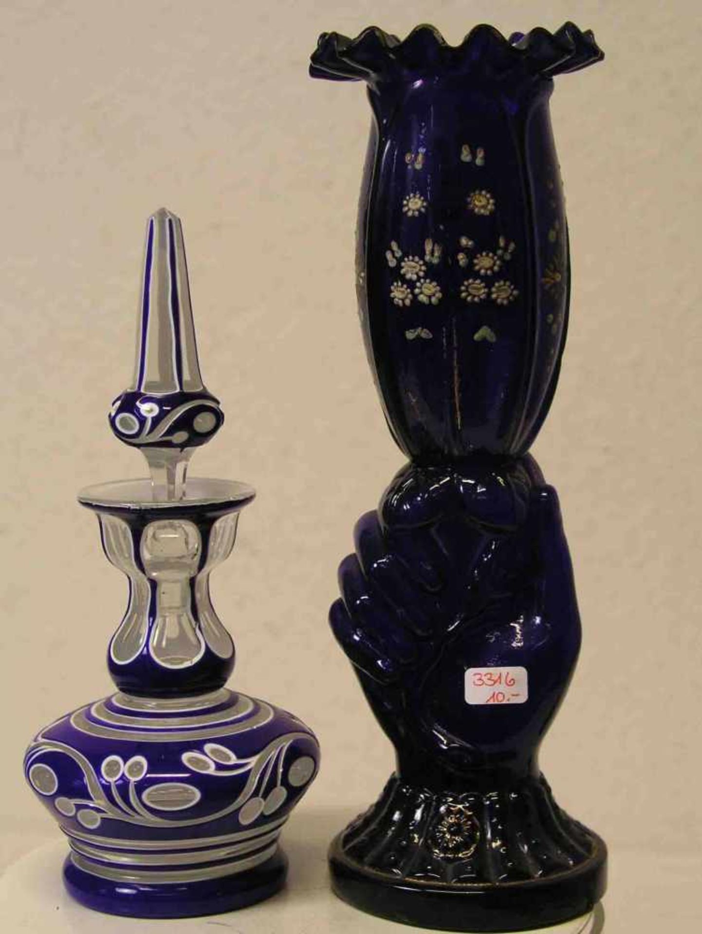 Flakon und Designer-Vase. Dabei: Vase, mundgeblasenes kobaltblaues Glas mit Abriss. RunderFuß mit