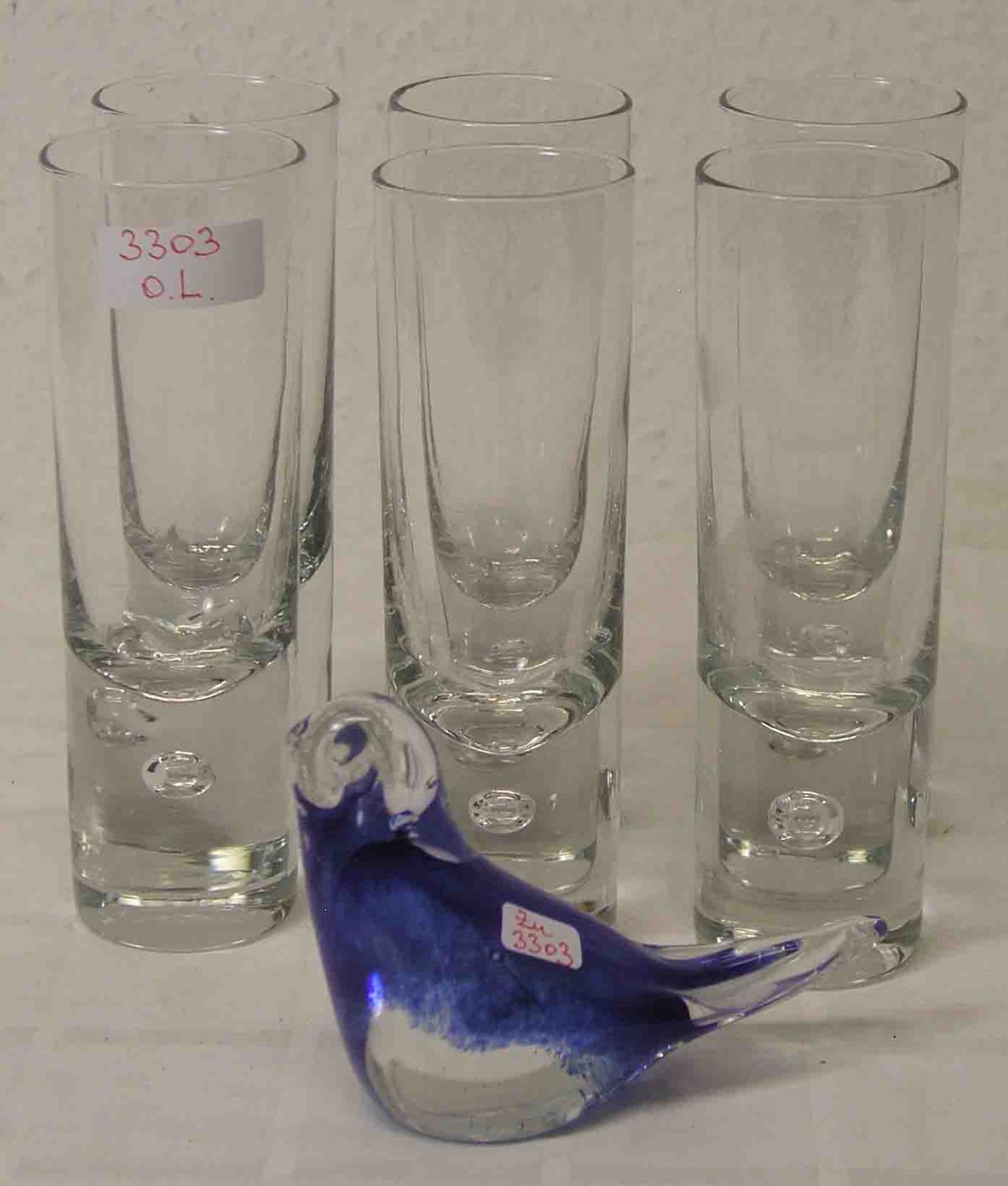 Satz von sechs Longdrinkgläsern mit Luftblase. Dazu: Glasvogel, teilweise blau gebeizt,Höhe: 9cm.