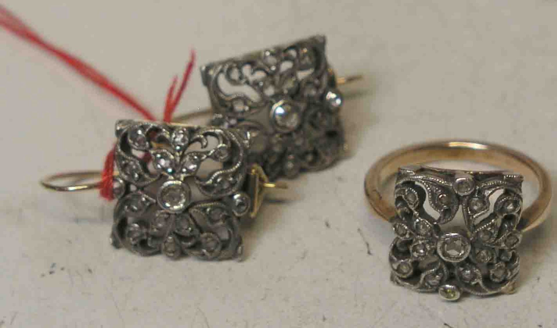 Schmuckset: Paar Ohrhänger und Ring. Gold und Silber, Besatz von Altschliffdiamanten. RG54/55. 11