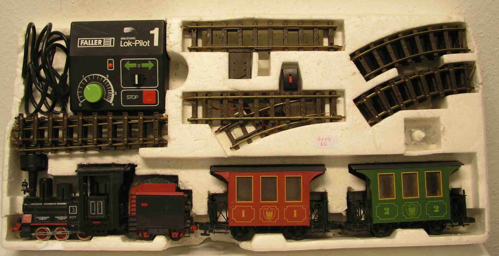 Faller Eisenbahn Lok-pilot 1. Eisenbahn mit Tender und zwei Waggons.